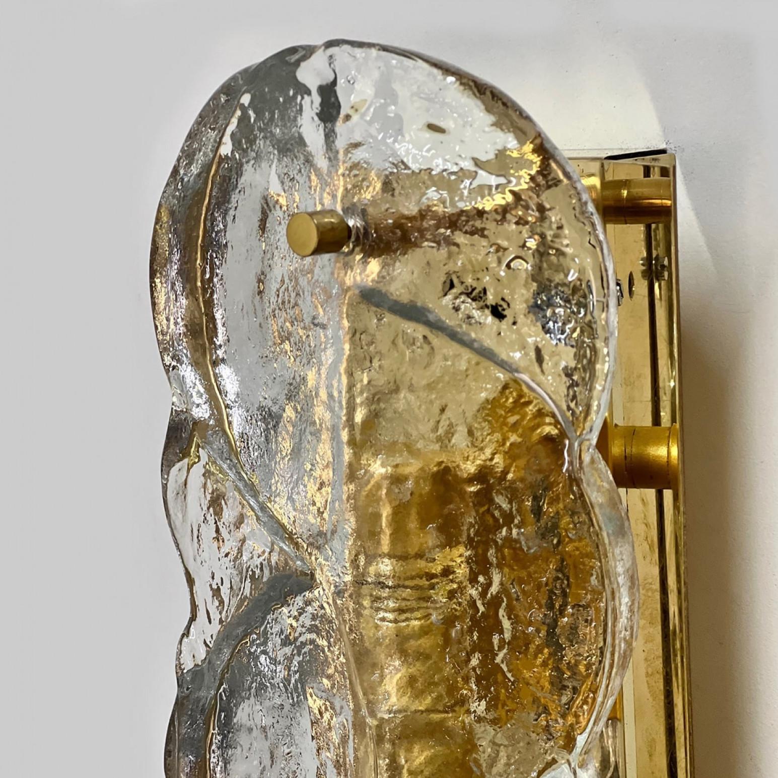 Metà XX secolo Una delle quattro coppie di luci da parete in vetro trasparente con vortice di agrumi  da J.T. Kalmar in vendita