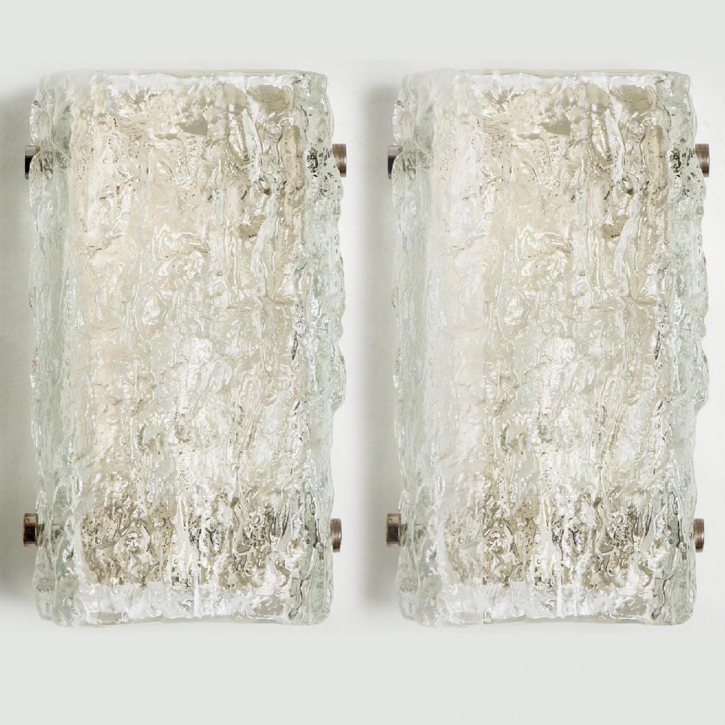 Una de las seis preciosas luminarias de alta calidad fabricadas por J.T. Kalmar Leuchten, Alemania.

Fabricado a mediados de siglo, hacia 1960.

Este aplique de pared tiene luces de cristal de hielo hechas a mano y una placa trasera de color blanco