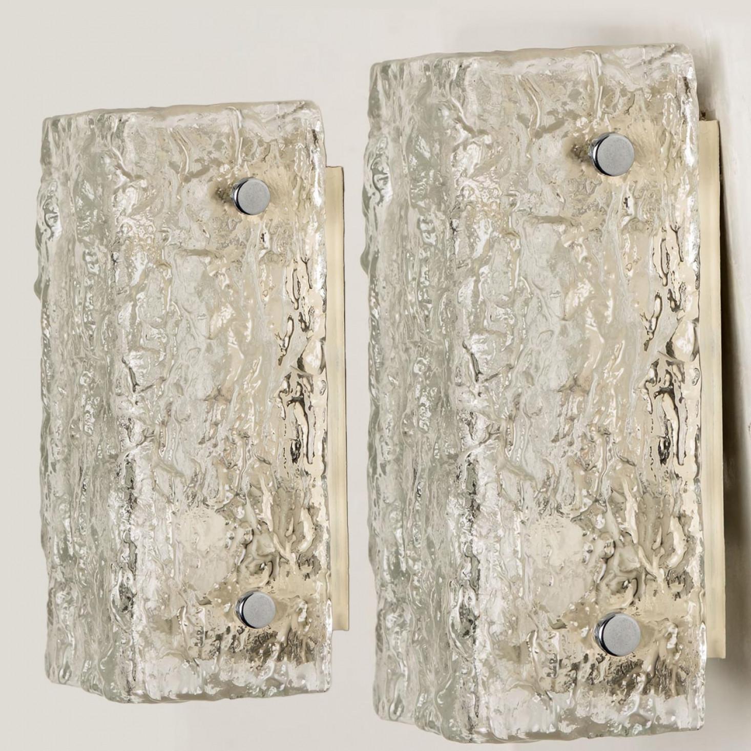 Uno De Los Cuatro Apliques Cromados De Cristal Texturizado Rock J.T. Kalmar, década de 1960 Alemán en venta