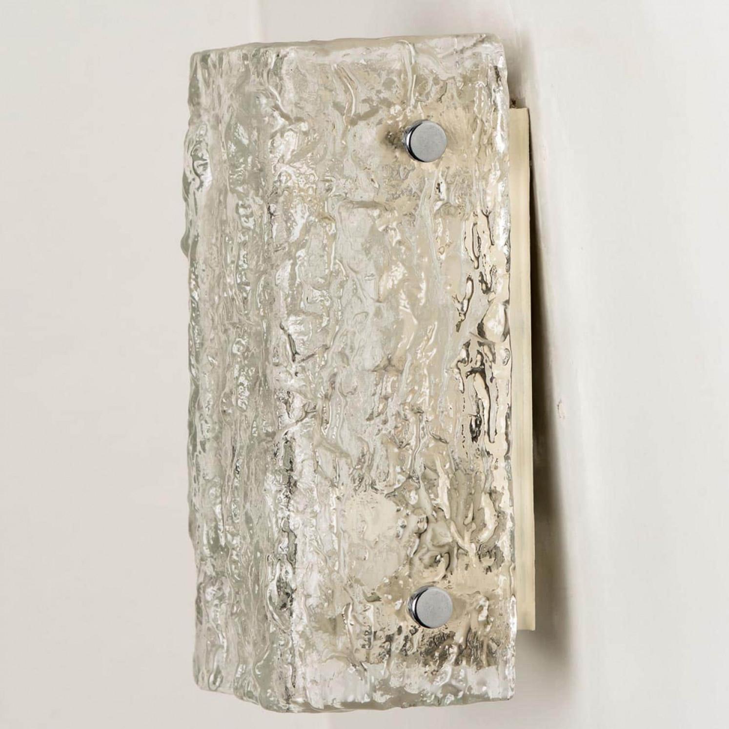 Uno De Los Cuatro Apliques Cromados De Cristal Texturizado Rock J.T. Kalmar, década de 1960 en venta 1