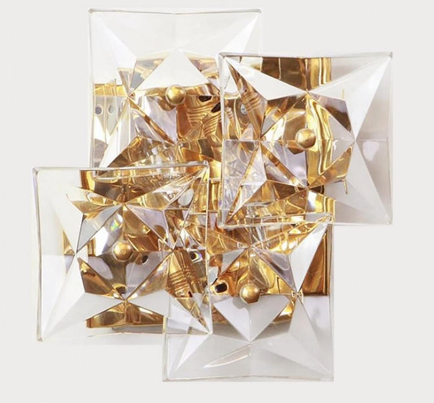 1 of the 10 golden sconces with crystal glasses, made by Kinkeldey, Germany, circa 1970-1979. It’s composed of square crystal glass pieces on gilded brass frame. Each one has a gilded metal frame and 3.94 x 3.94 in (4 x 10 x 10 cm). Best of the