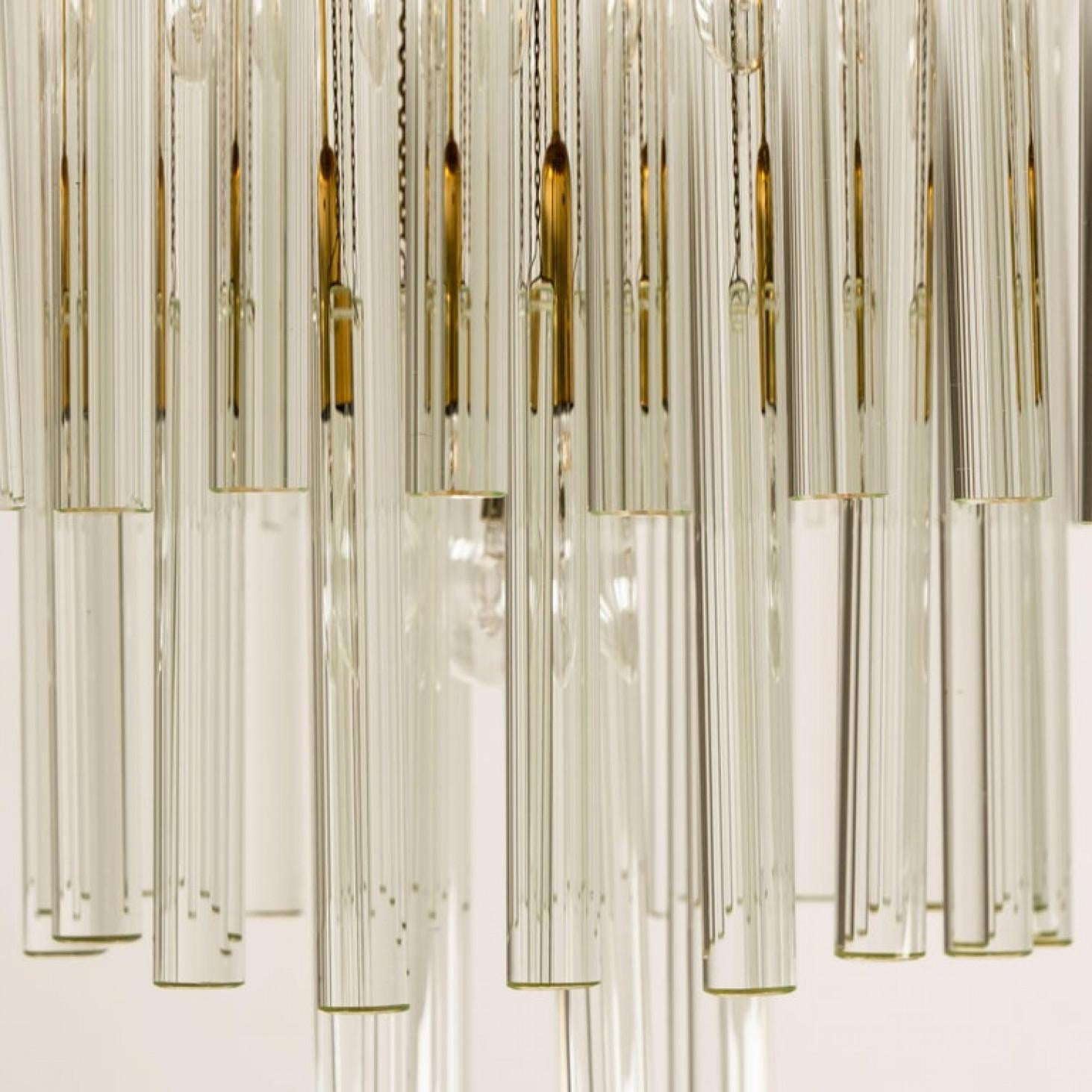 L'un des neuf lustres ou plafonniers à encastrer en laiton et en cristal des années 1960 en vente 10