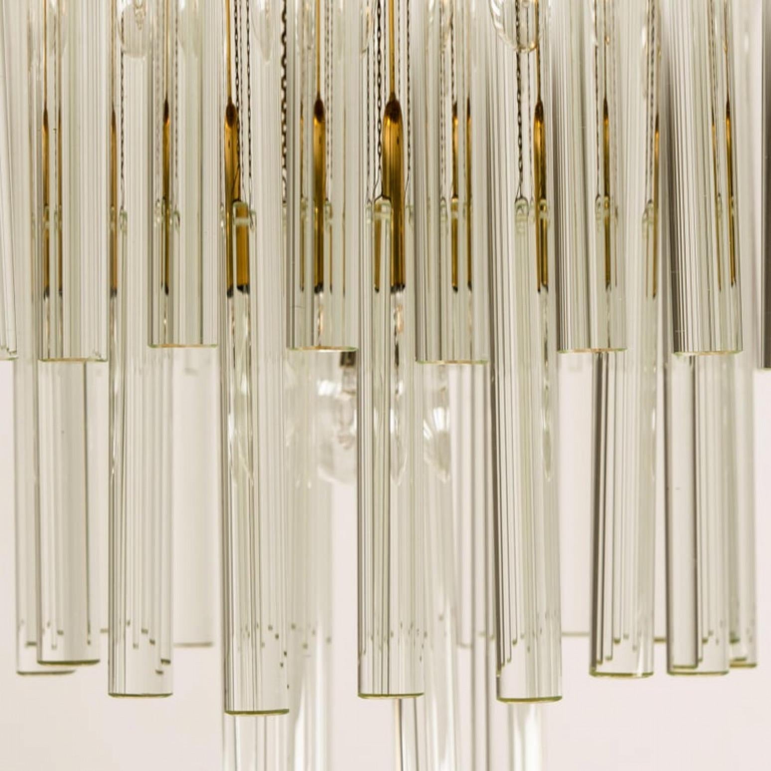 L'un des neuf lustres ou plafonniers à encastrer en laiton et en cristal des années 1960 en vente 11