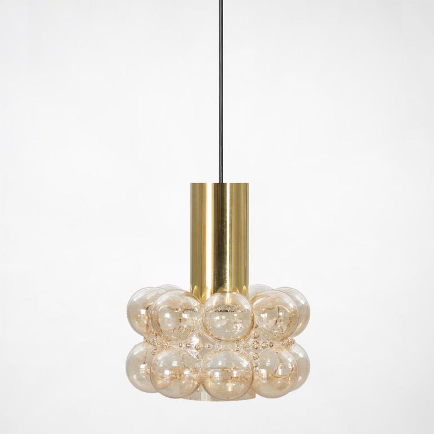 Plaqué L'une des six magnifiques lampes à suspension en verre bullé d'Helena Tynell, 1960 en vente