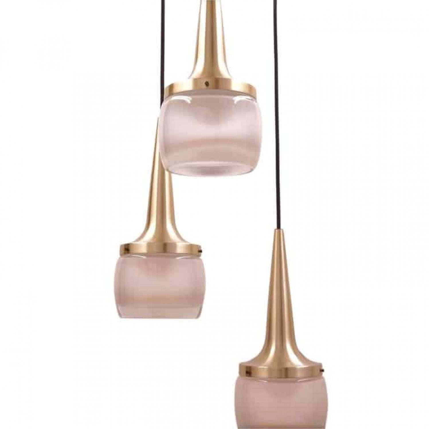 Questa coppia di eleganti lampade a cascata è stata prodotta da Staff Leuchten in Germania. La lampada è realizzata in alluminio ottonato e vetro opalino stampato bianco sporco inciso all'interno.

Ogni singolo ciondolo misura: 13,5 pollici. H. x
