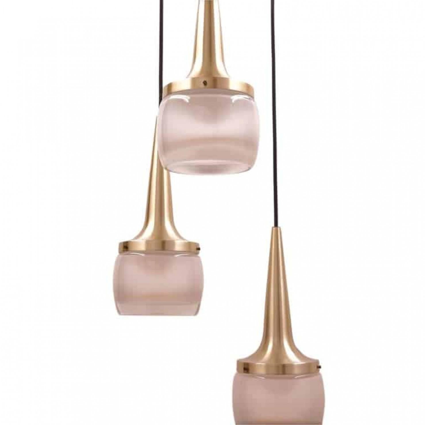 Questa coppia di eleganti lampade a cascata è stata prodotta da Staff Leuchten in Germania. La lampada è realizzata in alluminio ottonato e vetro opalino stampato bianco sporco inciso all'interno.

Ogni singolo ciondolo misura: 13,5 pollici. H. x