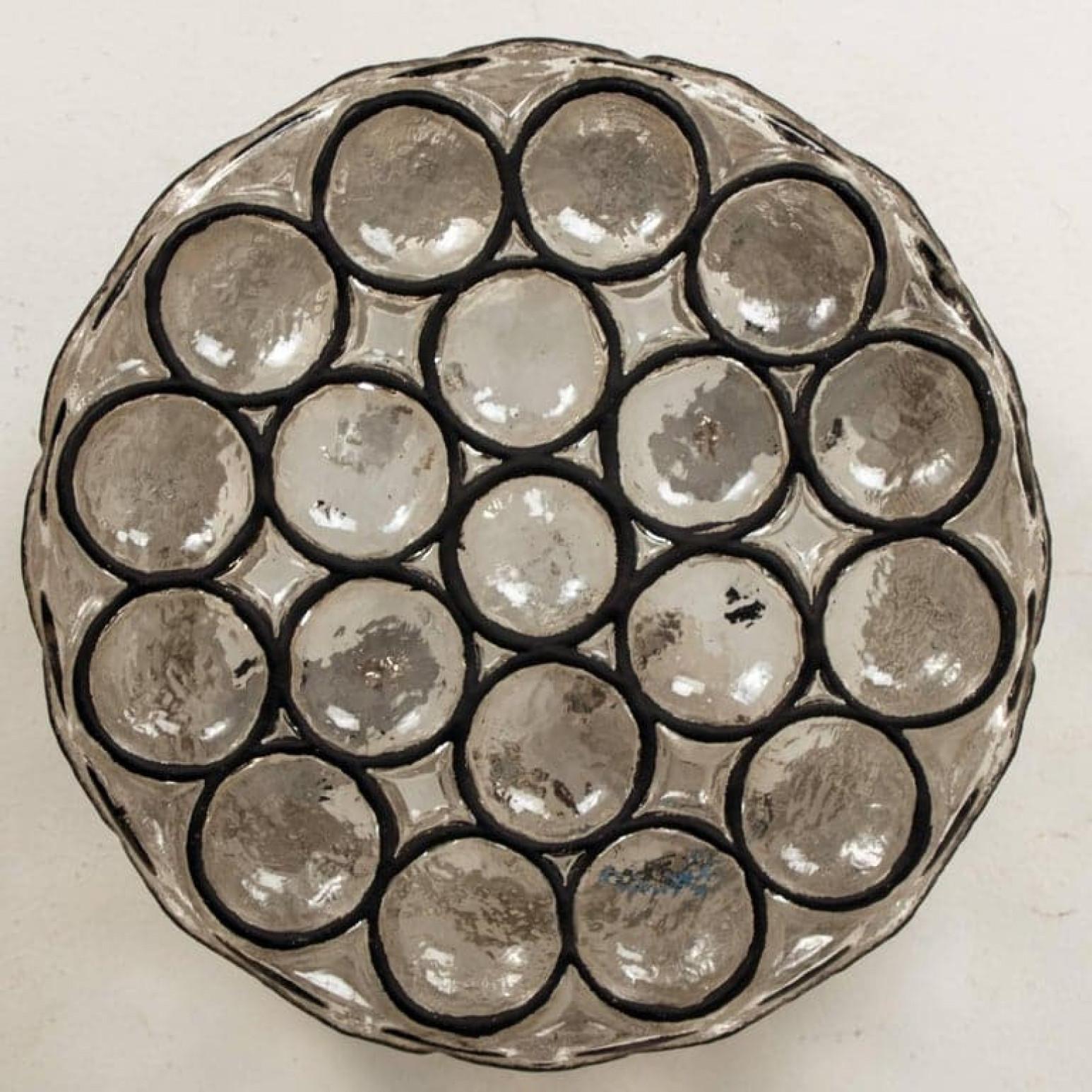 Mid-Century moderno Una delle sei plafoniere/apparecchiature in ferro e vetro trasparente di Limburg, anni '60 in vendita