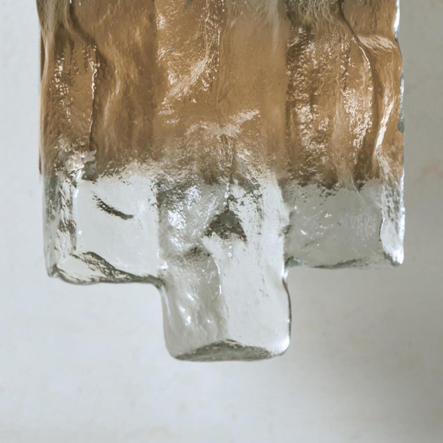 Einer der sechs Kalmar-Eisglas-Wandleuchter von J.T. Kalmar, Österreich, 1970er-Jahre (Messing) im Angebot