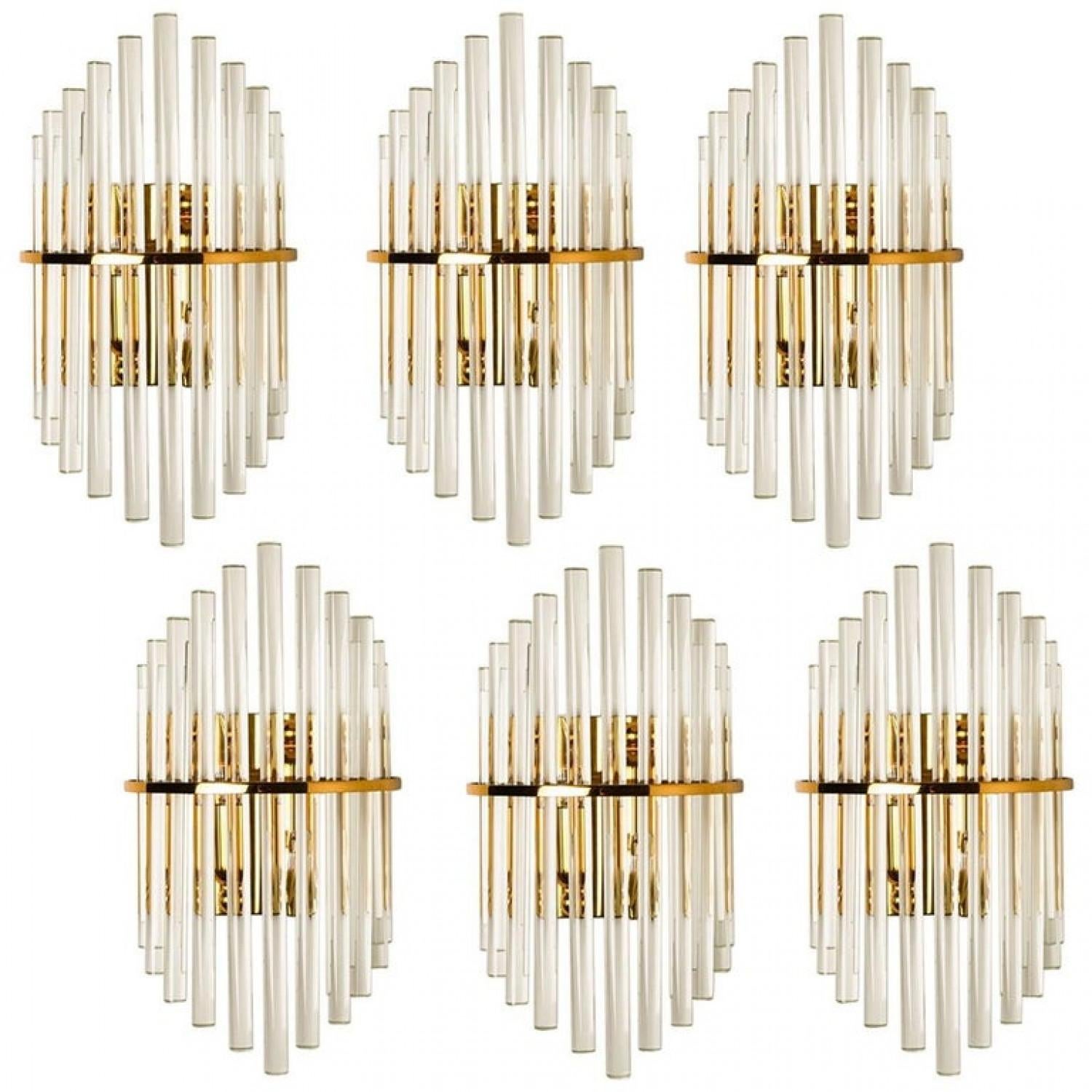 Líneas limpias para complementar todas las decoraciones. Maravillosos apliques de gama alta para Lightolier. Con detalles de latón y vidrio colgante en cascada que dan a cada pieza un aspecto elegante que refracta la luz, llenando la habitación de