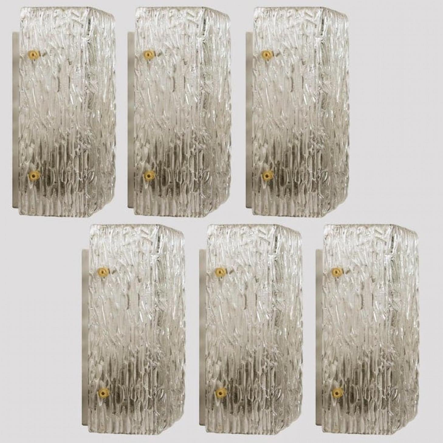 L'un des six luminaires. T par J.T. Kalmar, Vienne, Autriche, fabriqué vers 1959, cet ensemble est fait à la main et haut de gamme.

Le verre a une belle texture ondulée, ce qui donne un bel effet de lumière diffuse et un joli motif sur le plafond,