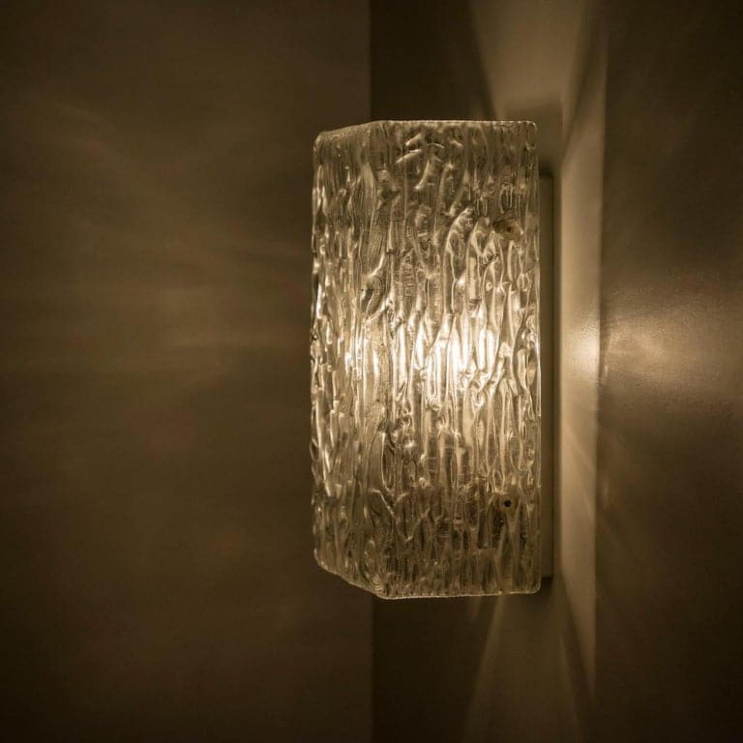 Acier Un des six luminaires modernes faits à la main par J.T. Kalmar, Autriche, pour Katie en vente