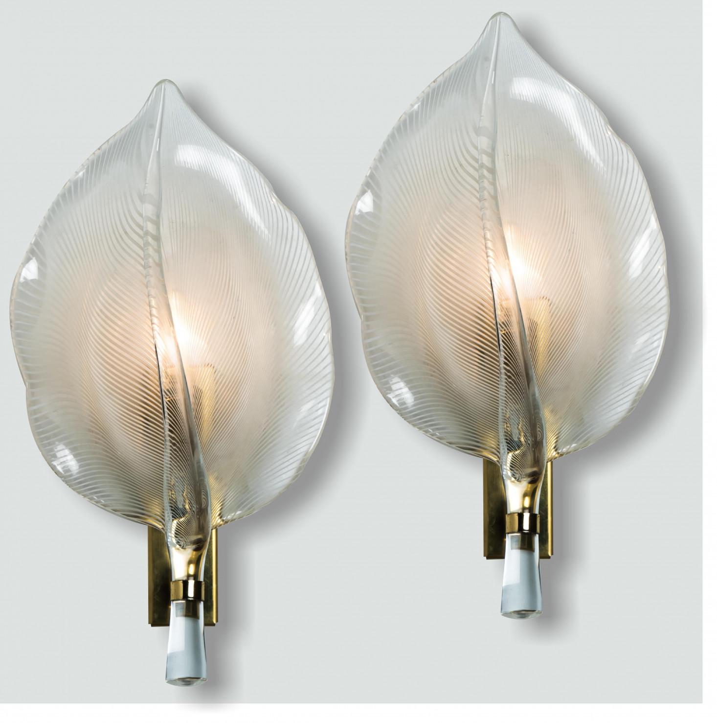Mid-Century moderno Una delle sei lampade da parete a foglie striate in vetro di Murano di Franco Luce, 1970 in vendita