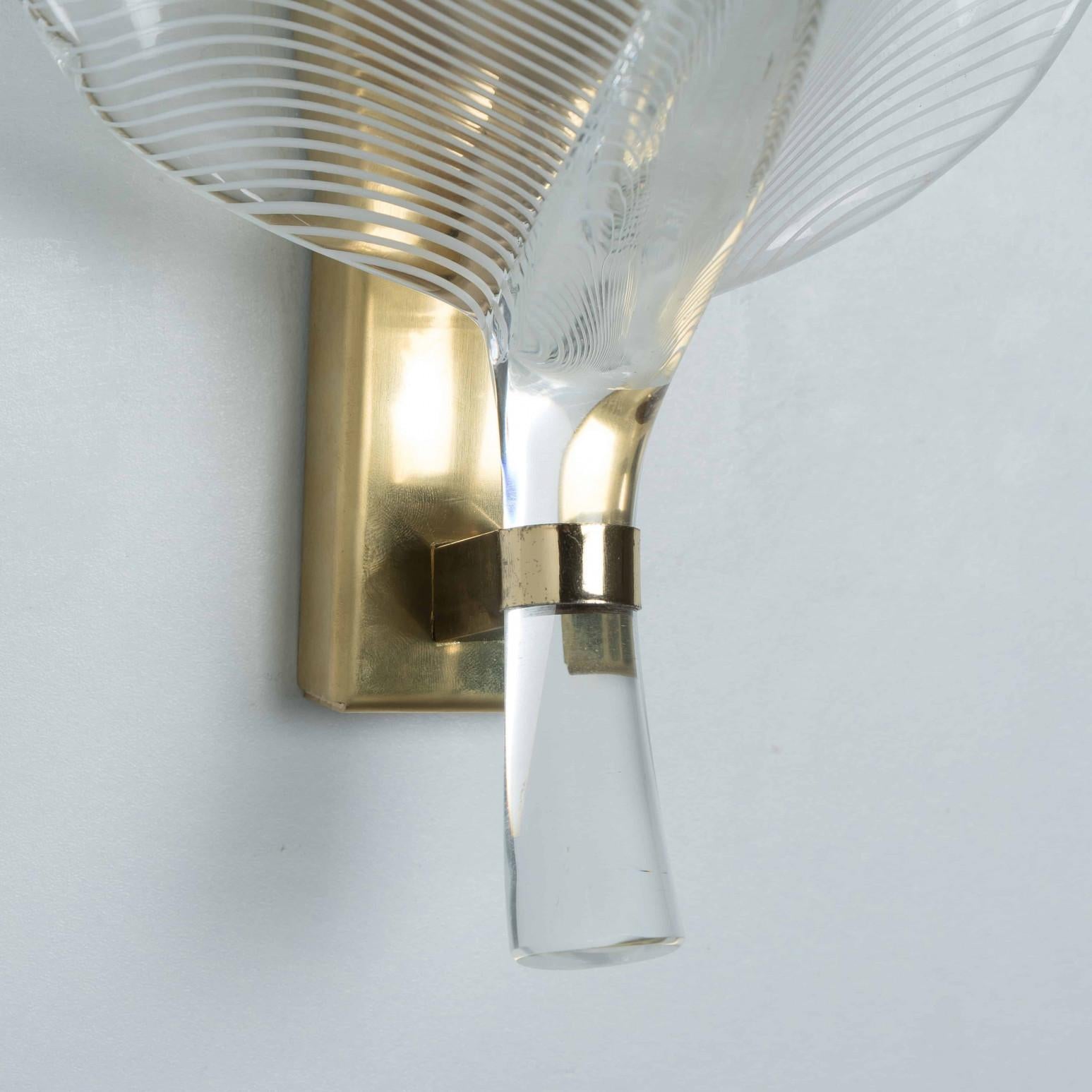 Italiano Una delle sei lampade da parete a foglie striate in vetro di Murano di Franco Luce, 1970 in vendita