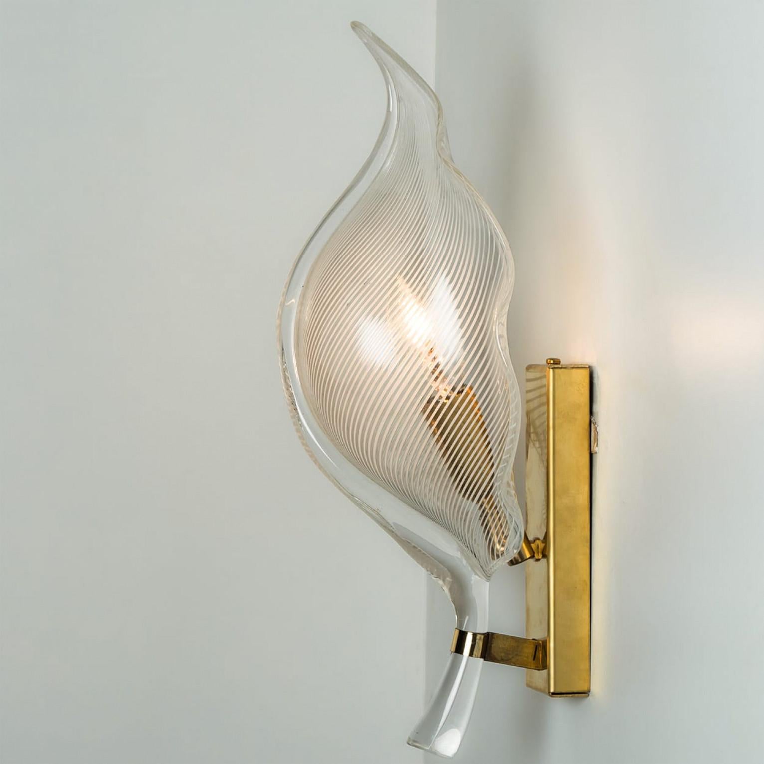 Fine XX secolo Una delle sei lampade da parete a foglie striate in vetro di Murano di Franco Luce, 1970 in vendita