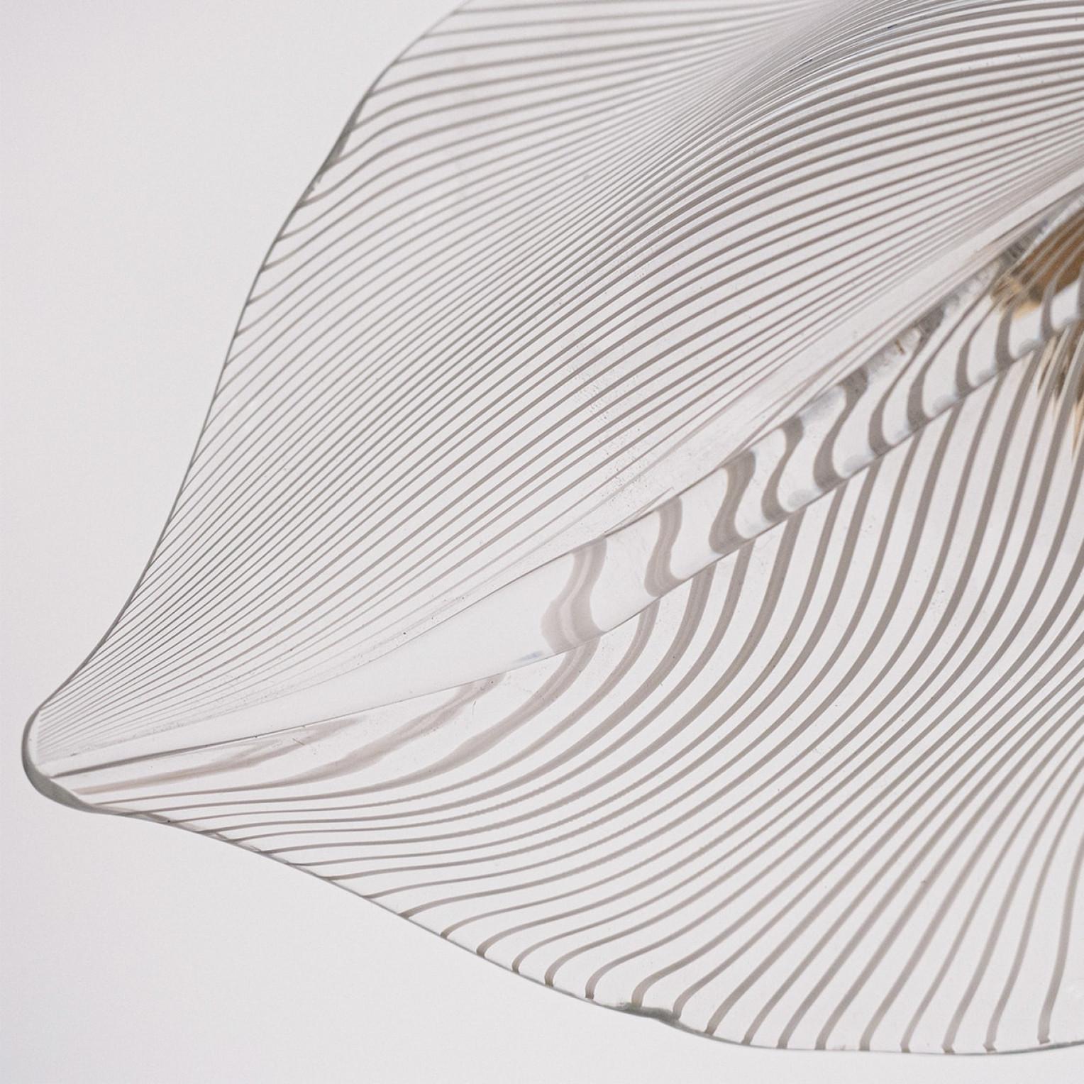 Ottone Una delle sei lampade da parete a foglie striate in vetro di Murano di Franco Luce, 1970 in vendita