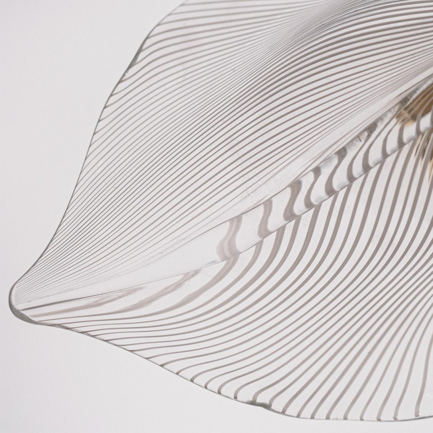Uno de los seis apliques de hoja estriada de cristal de Murano de Franco Luce, 1970 Latón en venta