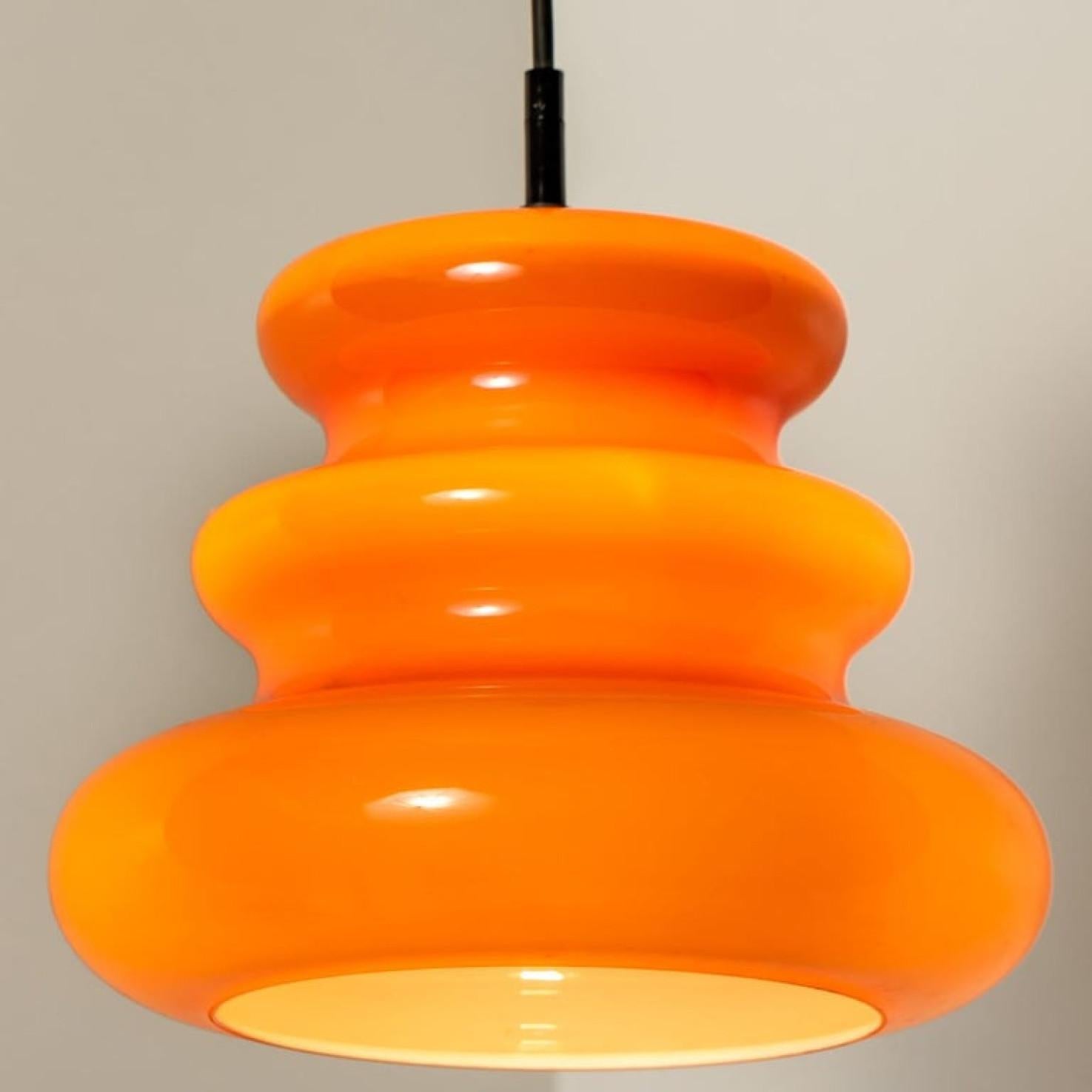 L'une des six lampes à suspension orange de Peill & Putzler, années 1970 en vente 2
