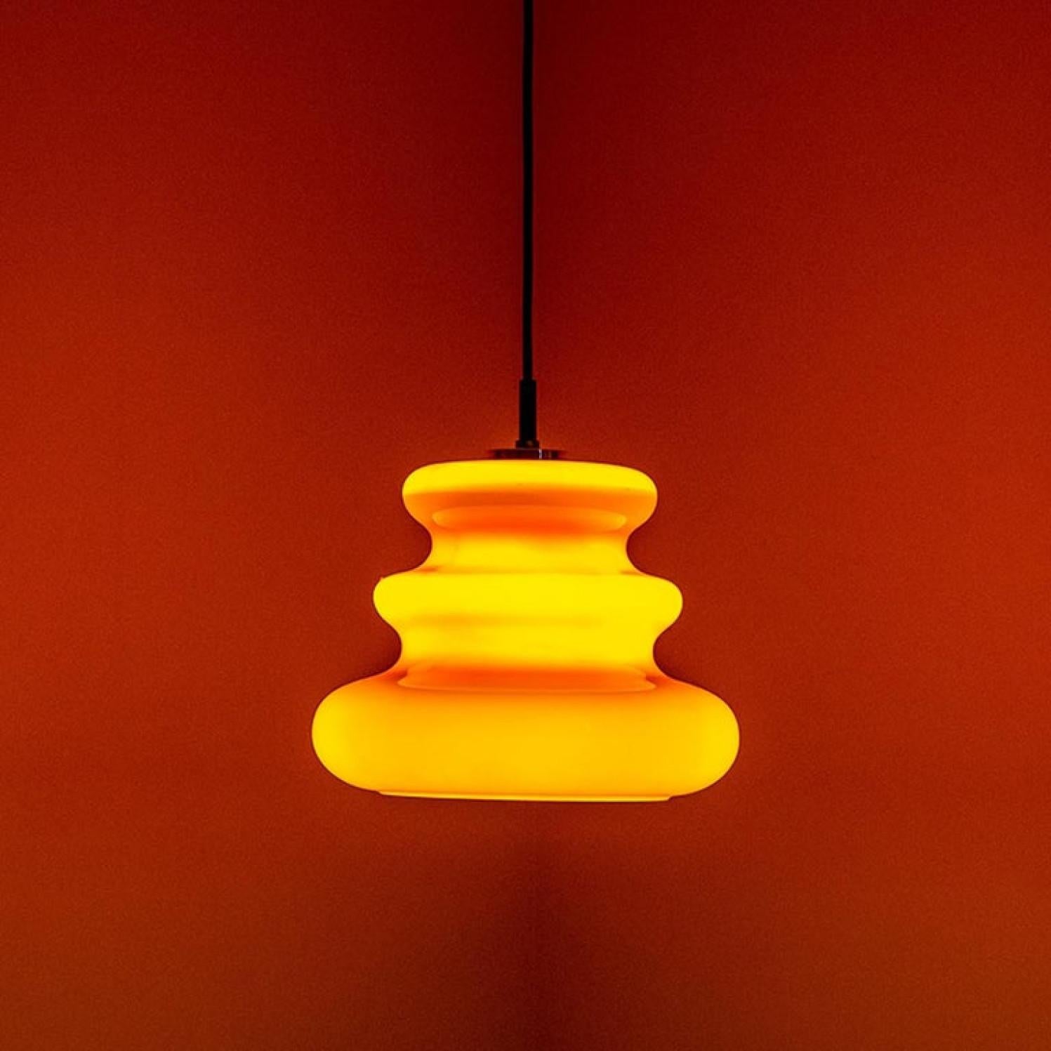 L'une des six lampes à suspension orange de Peill & Putzler, années 1970 en vente 3