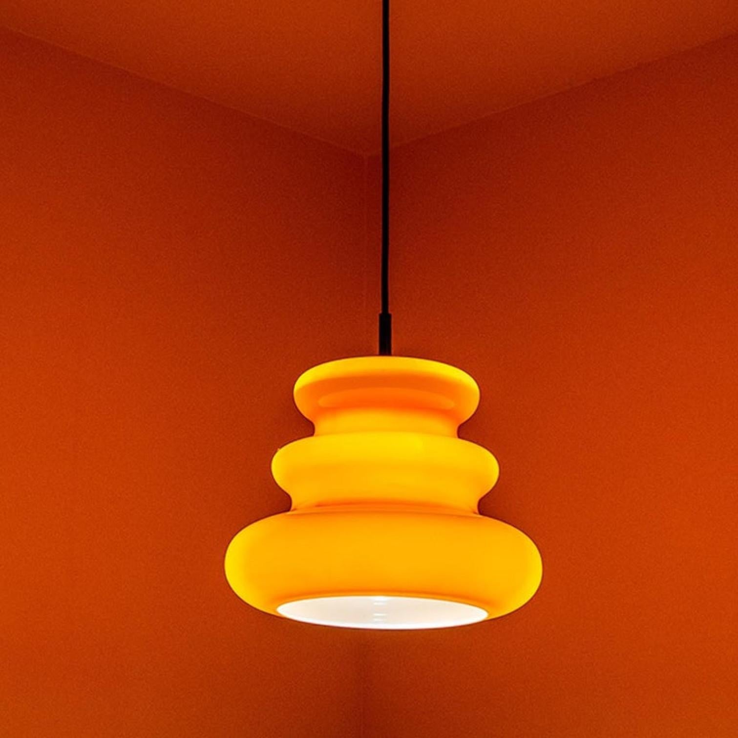 L'une des six lampes à suspension orange de Peill & Putzler, années 1970 en vente 4