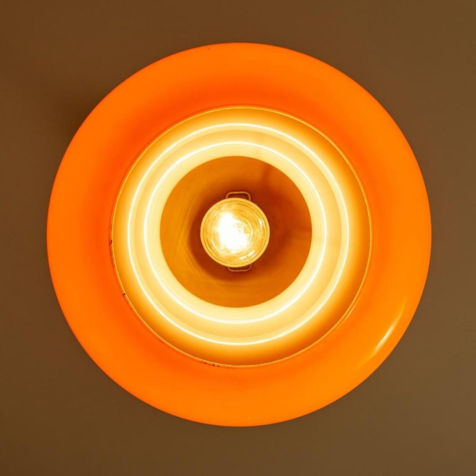 L'une des six lampes à suspension orange de Peill & Putzler, années 1970 en vente 5