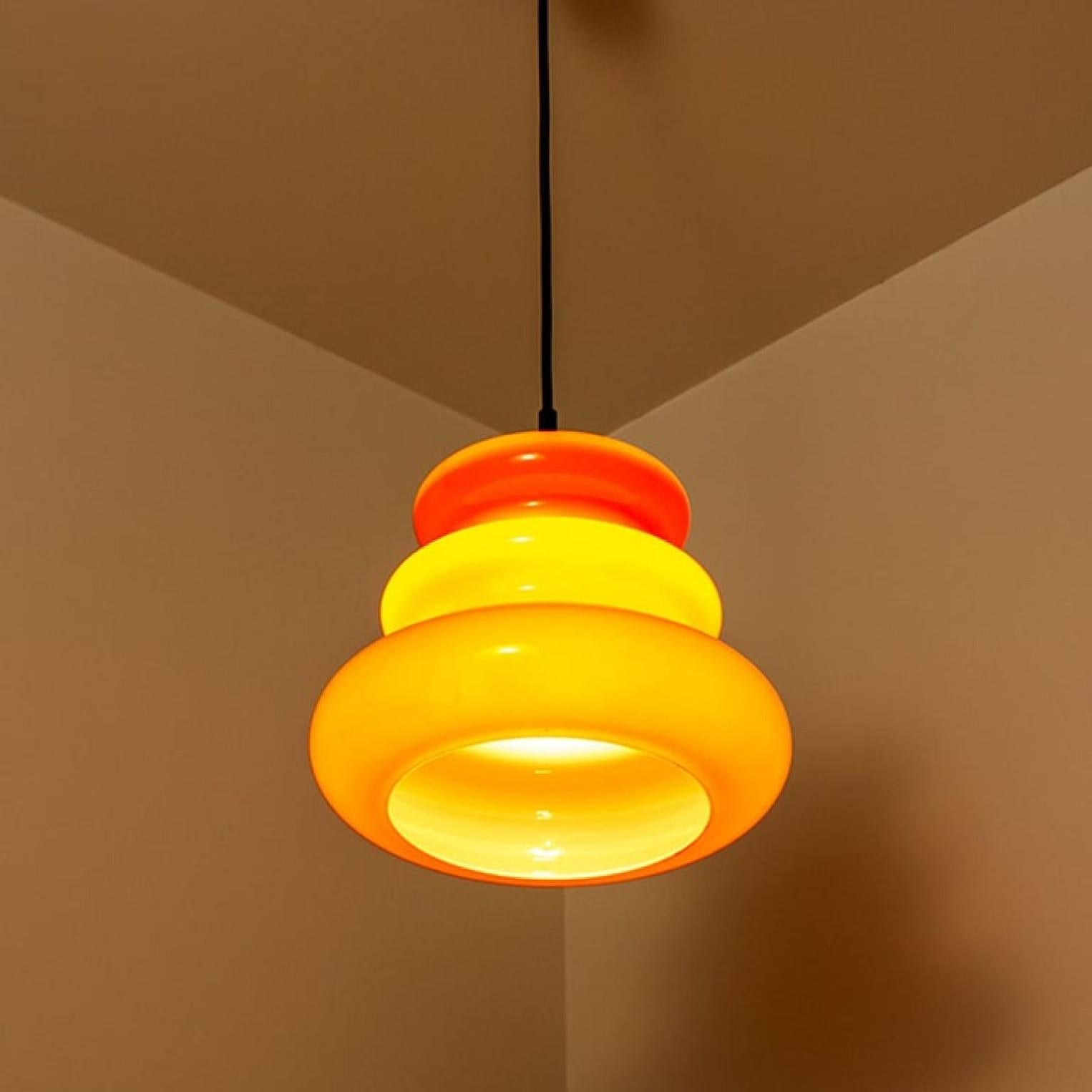 L'une des six lampes à suspension orange de Peill & Putzler, années 1970 en vente 6