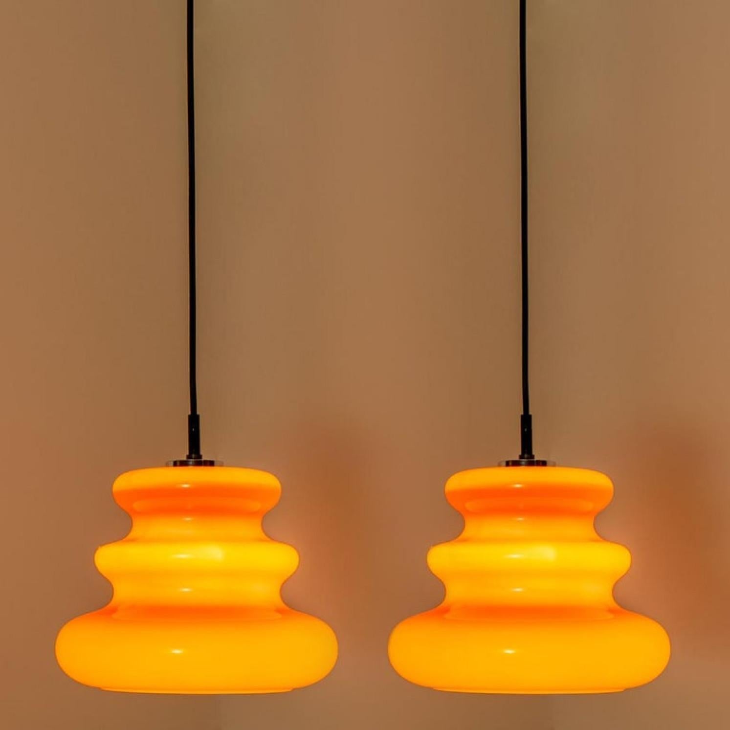 L'une des six lampes à suspension orange de Peill & Putzler, années 1970 en vente 7
