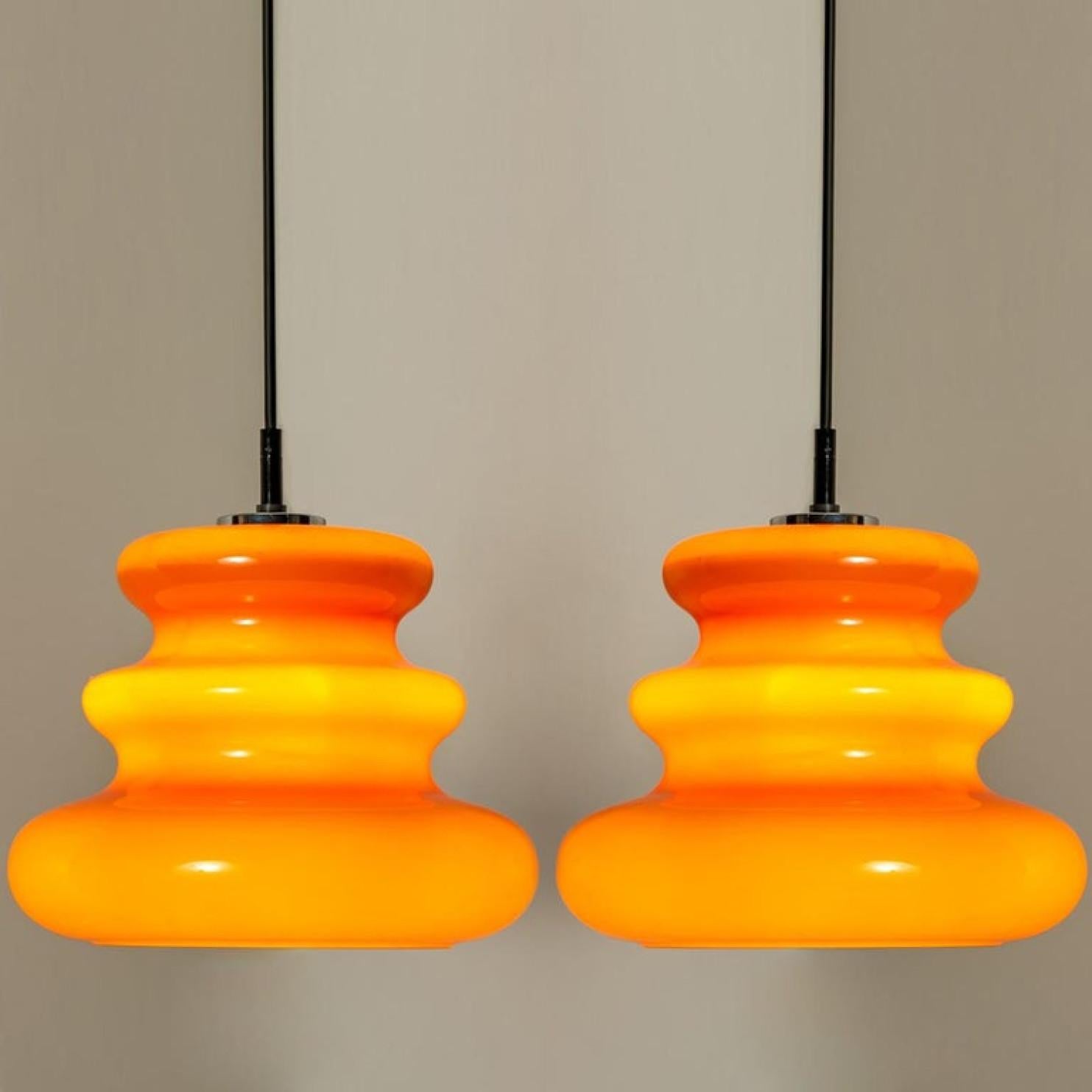 Ère spatiale L'une des six lampes à suspension orange de Peill & Putzler, années 1970 en vente