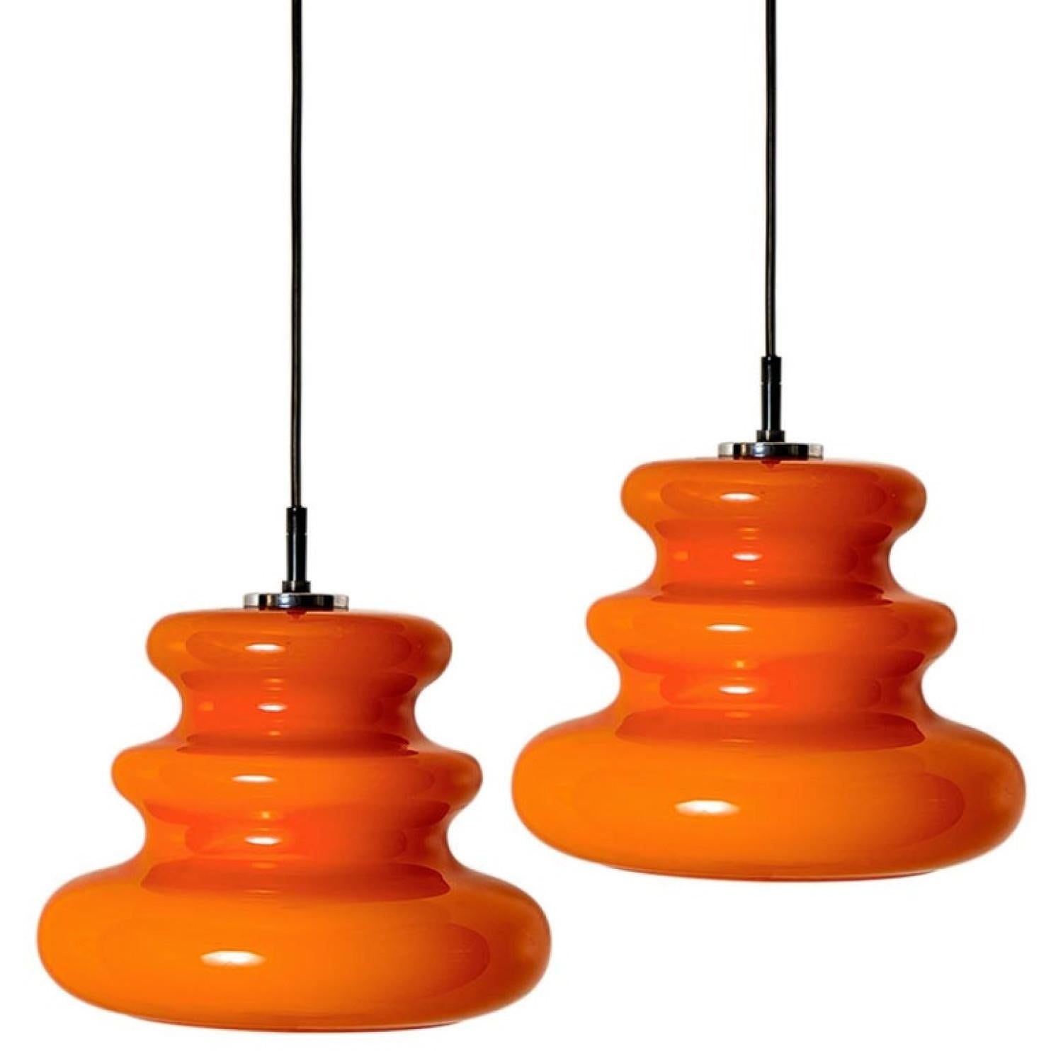 Allemand L'une des six lampes à suspension orange de Peill & Putzler, années 1970 en vente