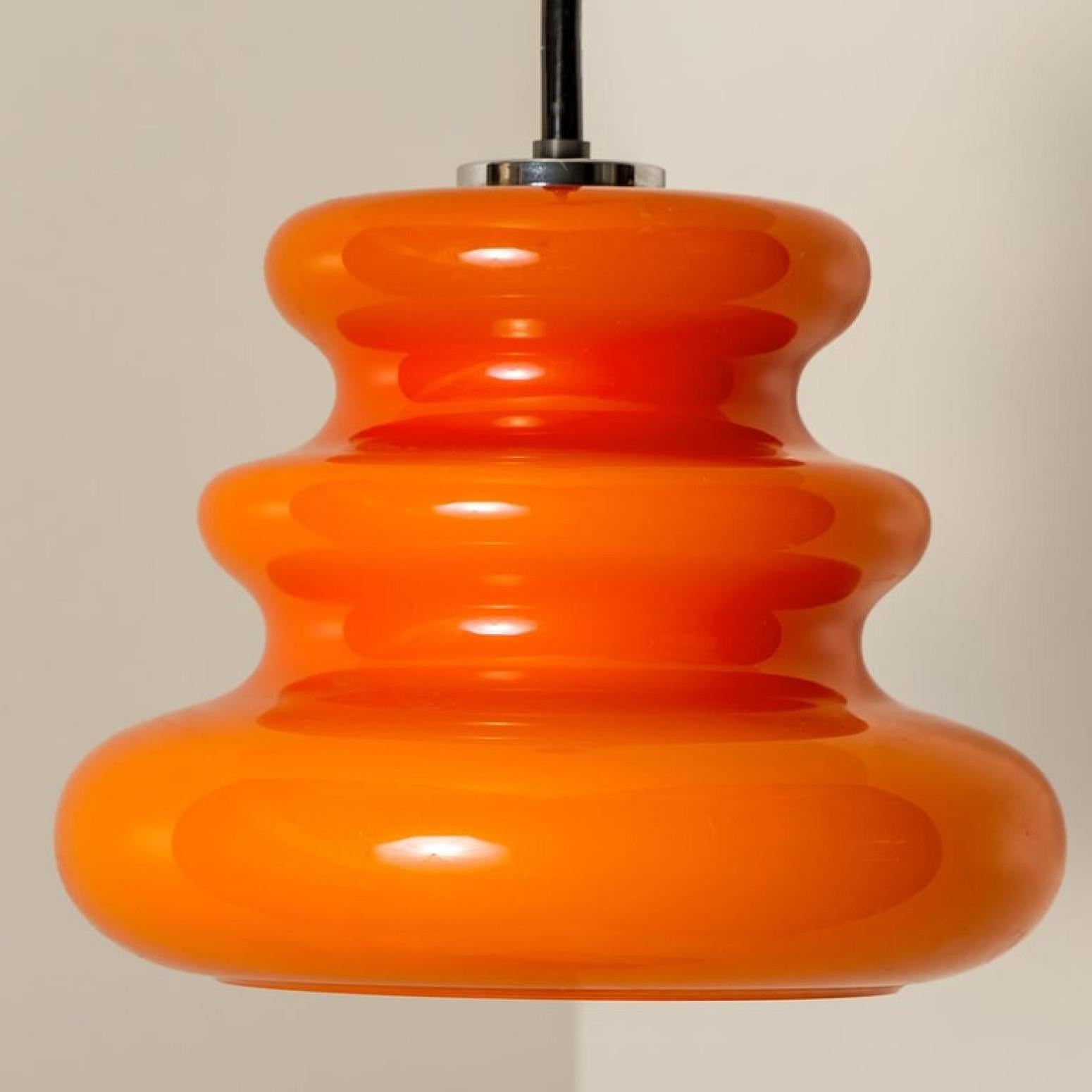 Eine der sechs orangefarbenen Peill & Putzler Pendelleuchten, 1970er Jahre (20. Jahrhundert) im Angebot