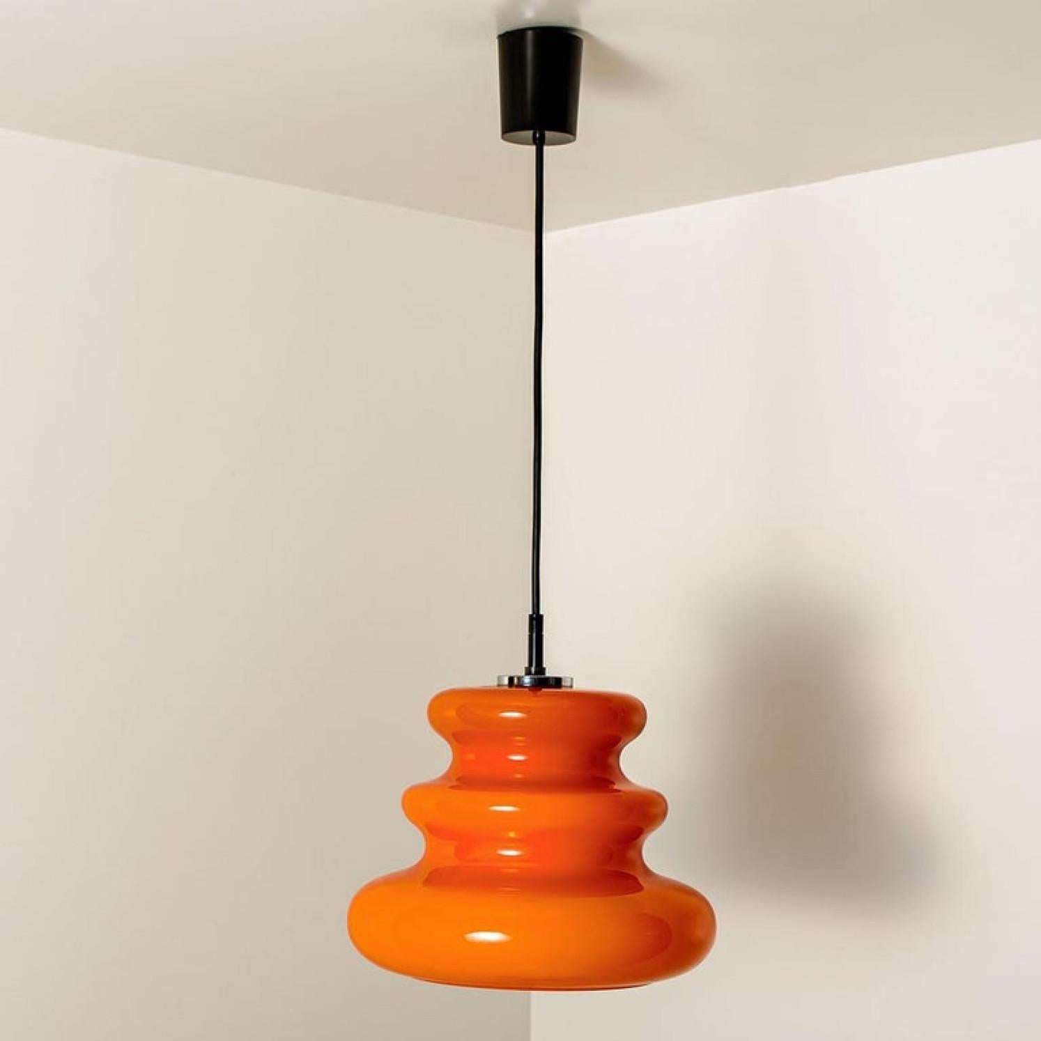 Verre brun L'une des six lampes à suspension orange de Peill & Putzler, années 1970 en vente
