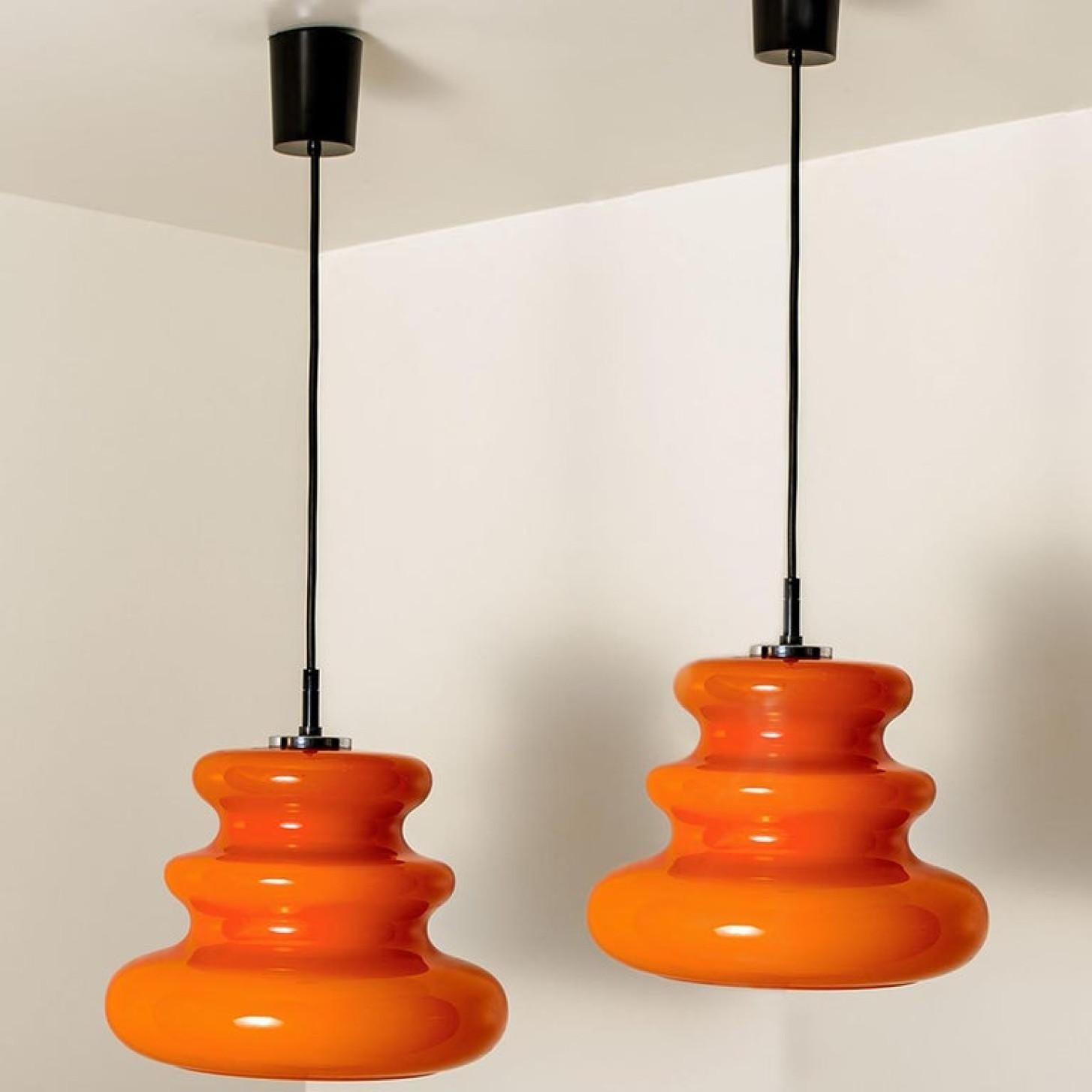 L'une des six lampes à suspension orange de Peill & Putzler, années 1970 en vente 1