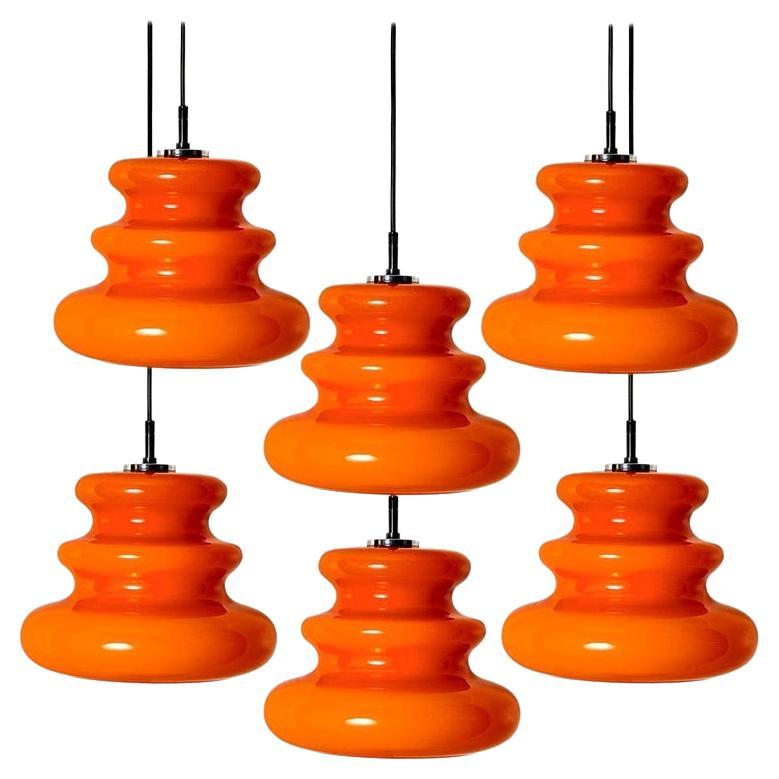 L'une des six lampes à suspension orange de Peill & Putzler, années 1970