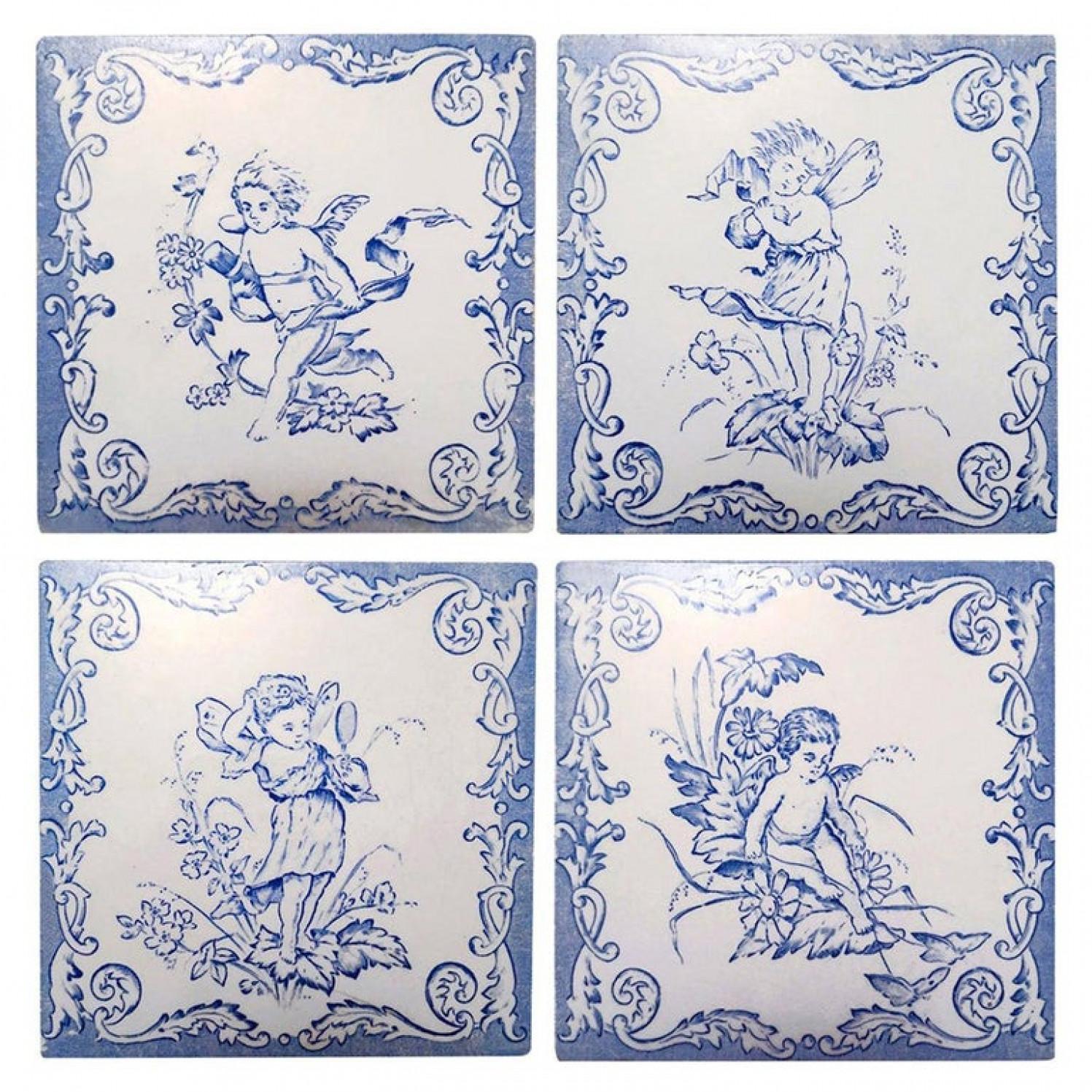 Dies ist ein erstaunliches Set von 4 handgefertigten Fliesen mit 4 verschiedenen stilisierten Engel/Putti-Motiven in sehr hellem Blau mit weißem Hintergrund. Hergestellt um 1930 in Hasselt 