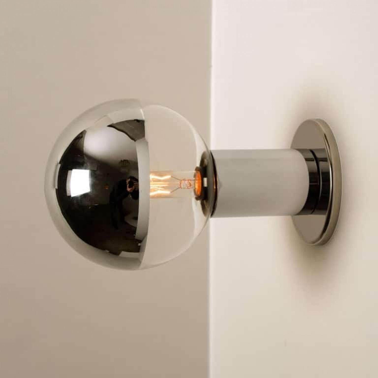 1 of the 6 high-end flush mount ceiling lamp by Motoko Ishii for Staff Lighting Company, Germany, 1970s. Heat-resistant resin, metalized base and mirror glass light globes.

Heavy quality and in good vintage condition. Cleaned, well-wired and ready