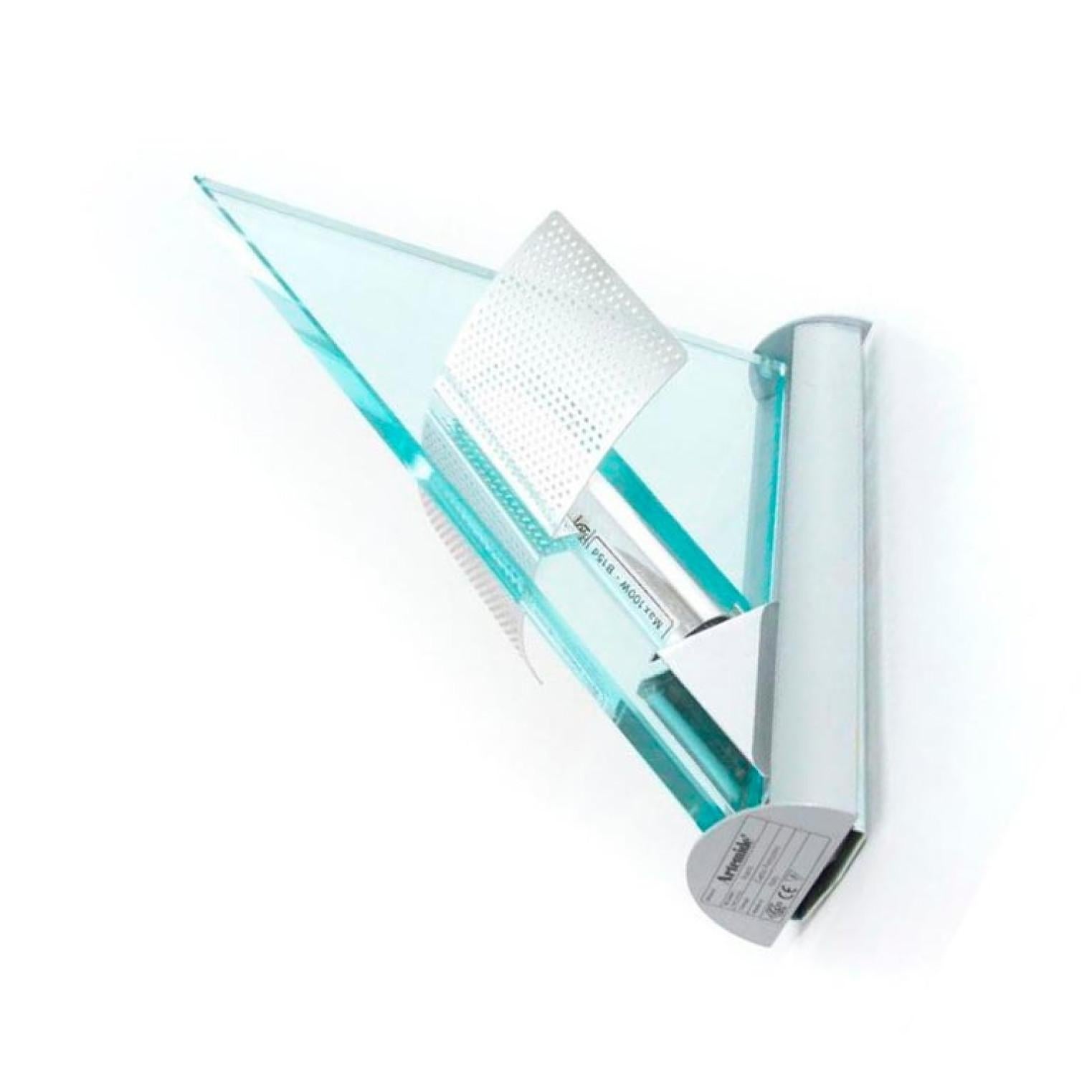 Eine der zehn Wandleuchten in Form eines Dreiecks aus Glas und Aluminium, Artemide, 1984 im Angebot 3