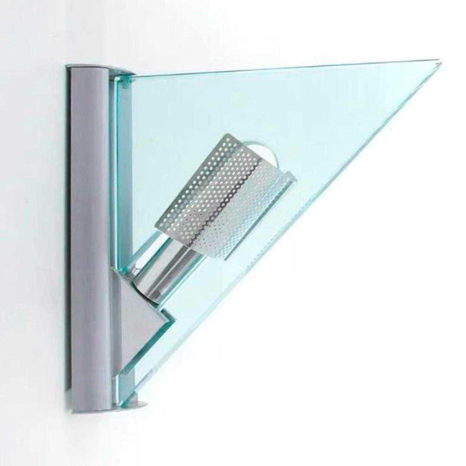 Eine der zehn Wandleuchten in Form eines Dreiecks aus Glas und Aluminium, Artemide, 1984 im Angebot 4