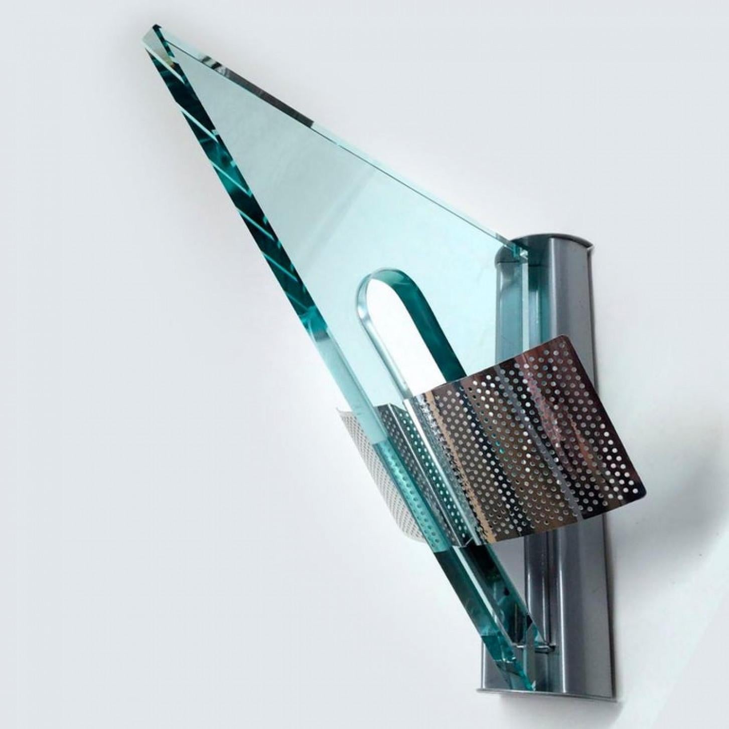 Uno de los diez apliques triangulares de vidrio y aluminio, Artemide, 1984 en venta 6