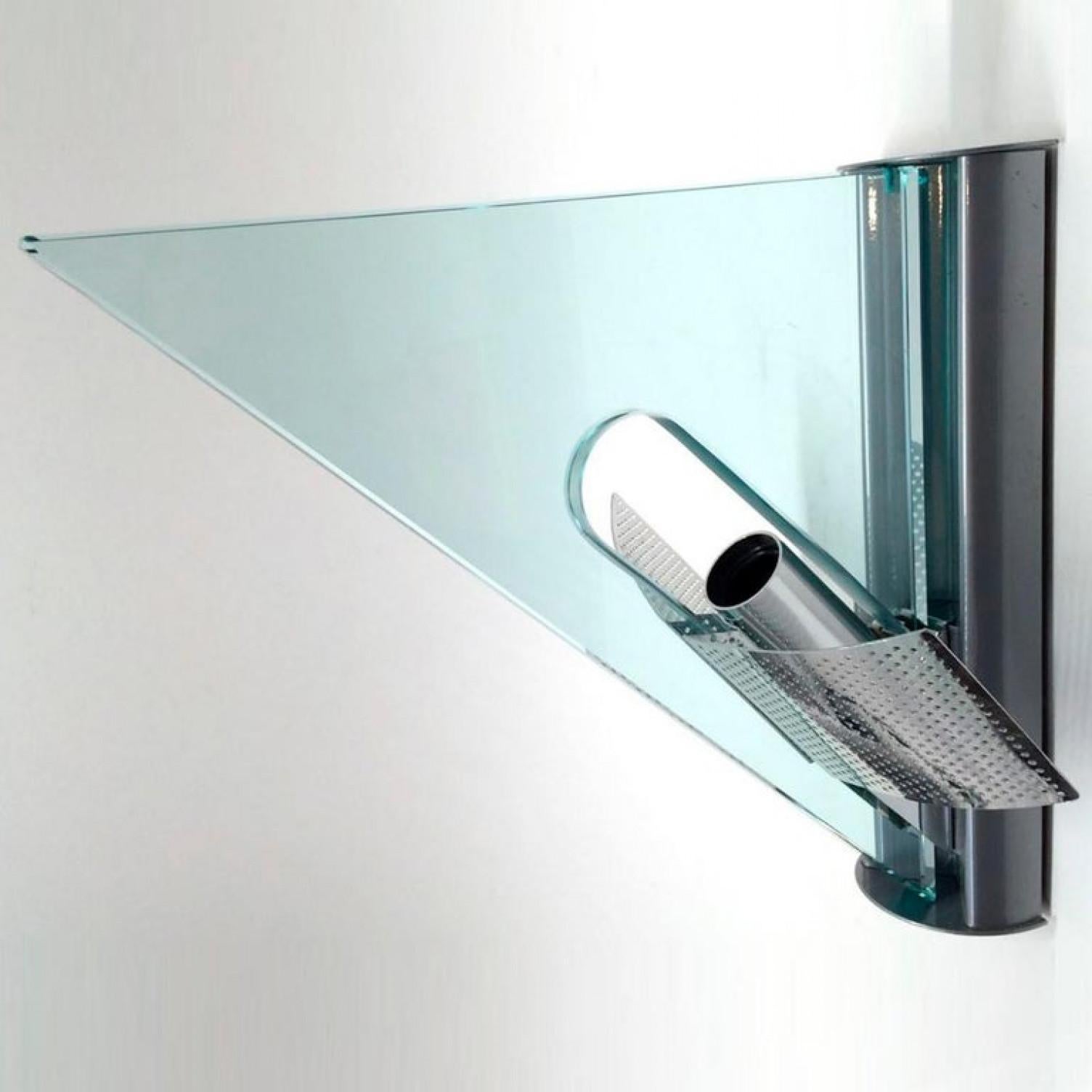 Uno de los 10 apliques de cristal y metal llamado Icaro diseñado por Carlo Forcolini 1984 ejecutado por Artemide, Italia.
Gran diseño italiano, de cristal tallado transparente y aluminio perforado de forma triangular.

Tamaño: Altura 25,51 cm (10,04