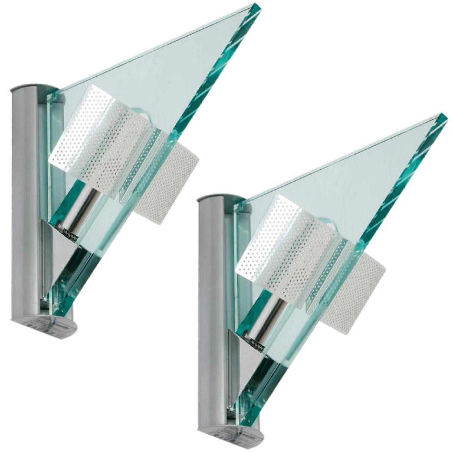 The Ten Glass Aluminium Triangle Shaped Wall Lights, Artemide, 1984 (L'une des dix appliques en forme de triangle en verre et en aluminium) Bon état - En vente à Rijssen, NL
