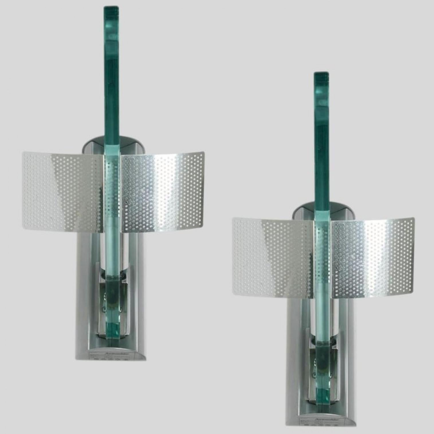 Uno de los diez apliques triangulares de vidrio y aluminio, Artemide, 1984 en Bueno estado para la venta en Rijssen, NL