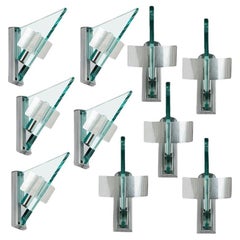 Una delle dieci lampade da parete a forma di triangolo in vetro e alluminio, Artemide, 1984