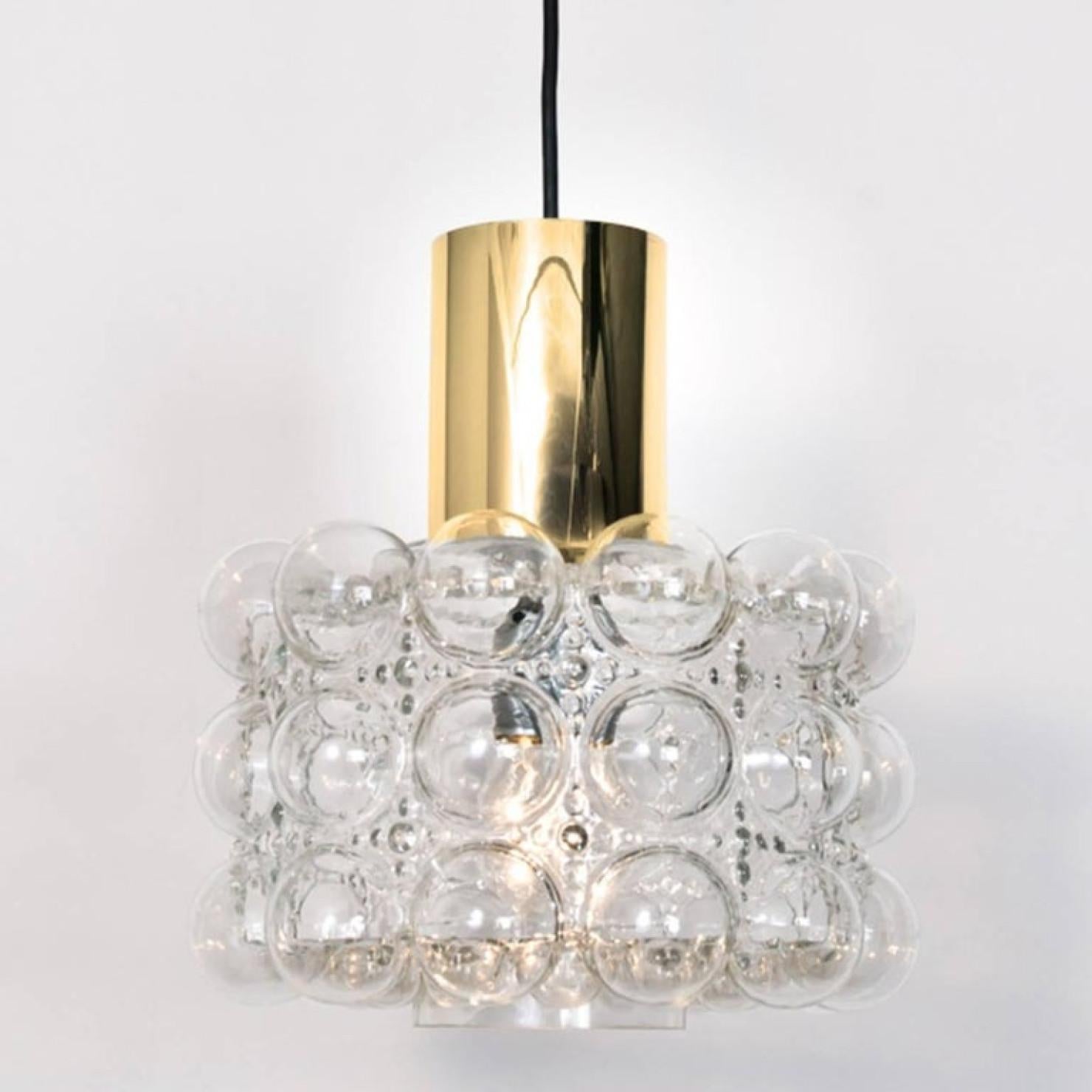 Milieu du XVIIe siècle L'une des trois magnifiques lampes à suspension en verre bullé d'Helena Tynell, 1960 en vente