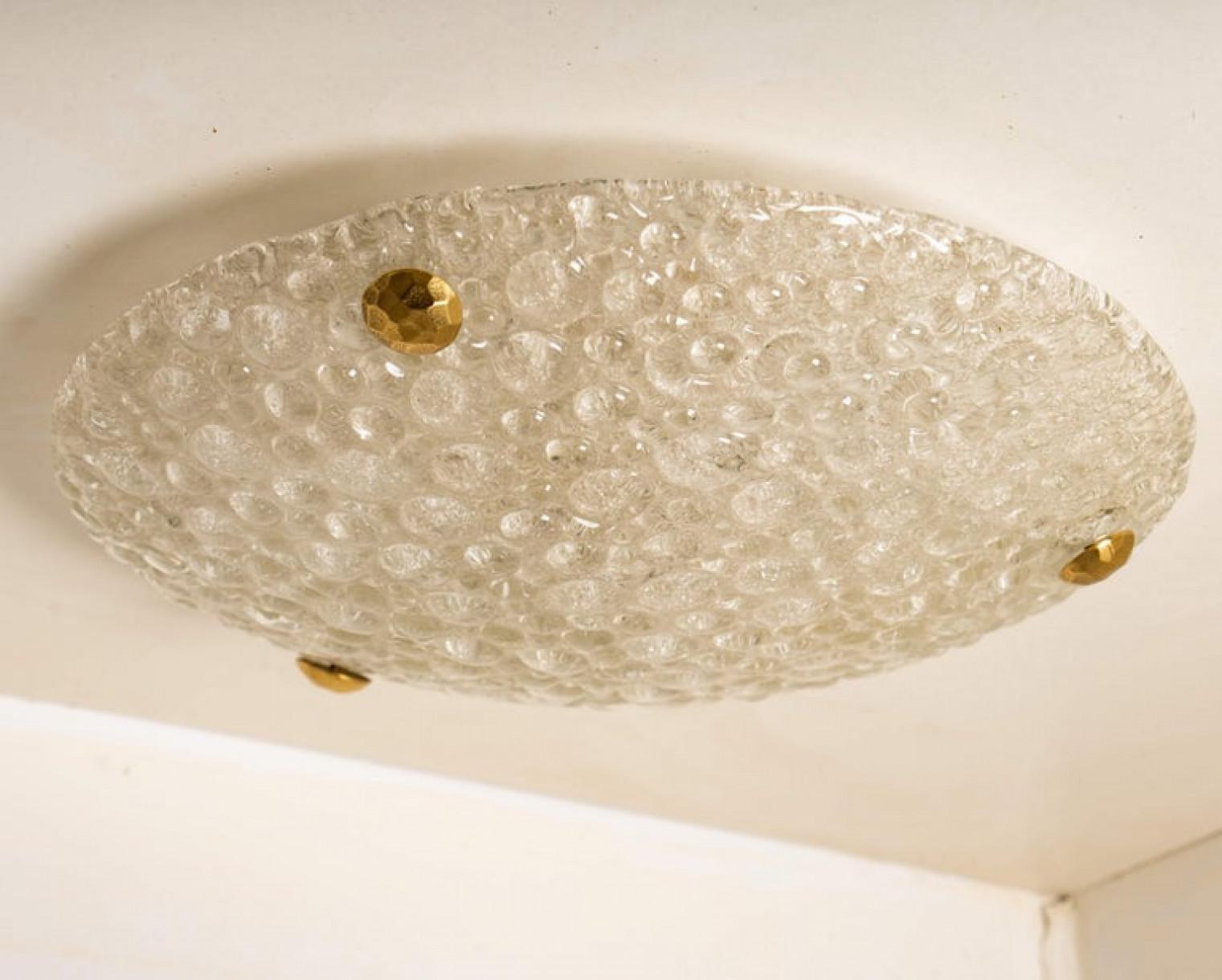 Uno de los tres apliques o empotrables de pared de latón y cristal de Murano soplado, años 60 en venta 3