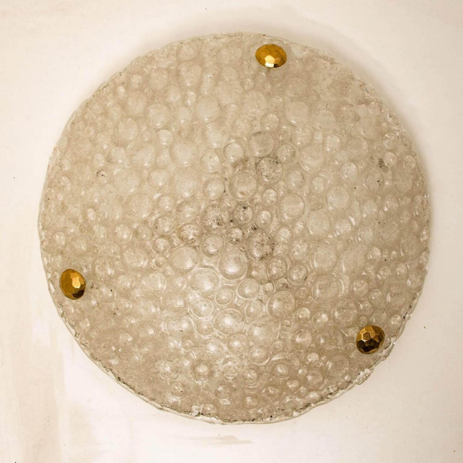 Uno de los tres apliques o empotrables de pared de latón y cristal de Murano soplado, años 60 en venta 5