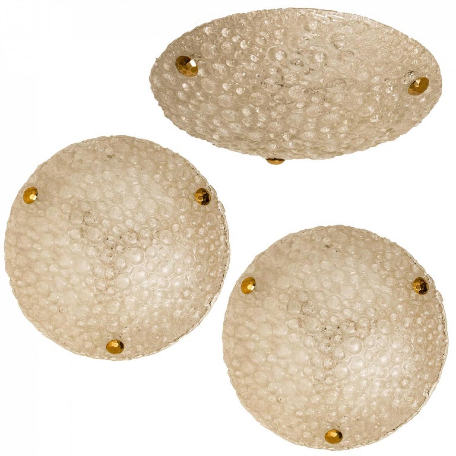 Uno de los tres apliques o empotrables de pared de latón y cristal de Murano soplado, años 60 en venta 7
