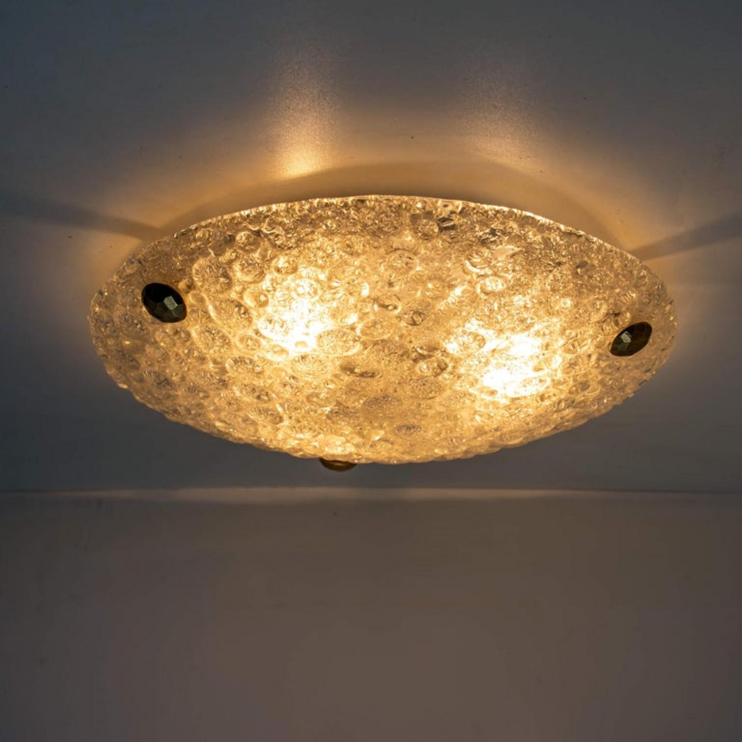 Uno de los tres apliques o empotrables de pared de latón y cristal de Murano soplado, años 60 en venta 9