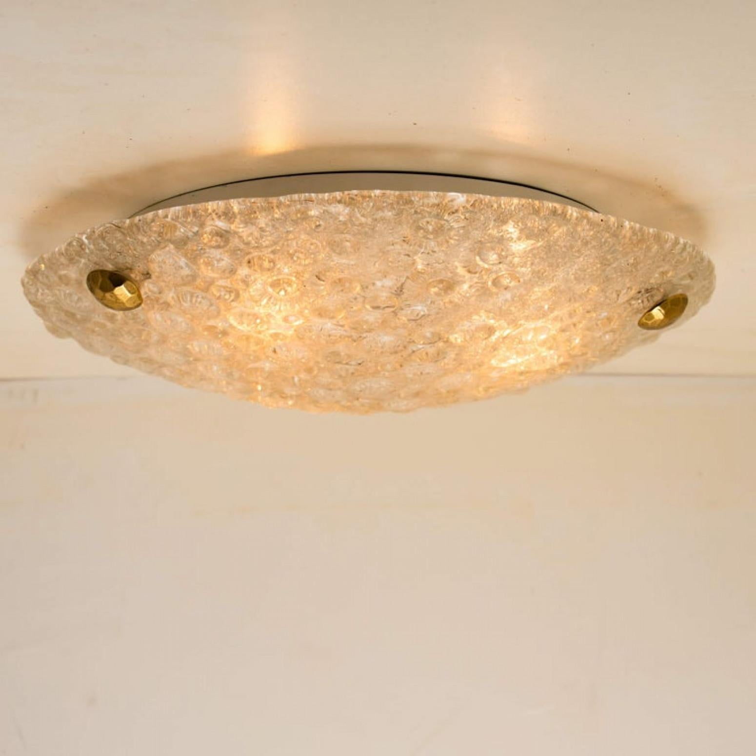 Uno de los tres apliques o empotrables de pared de latón y cristal de Murano soplado, años 60 en venta 10