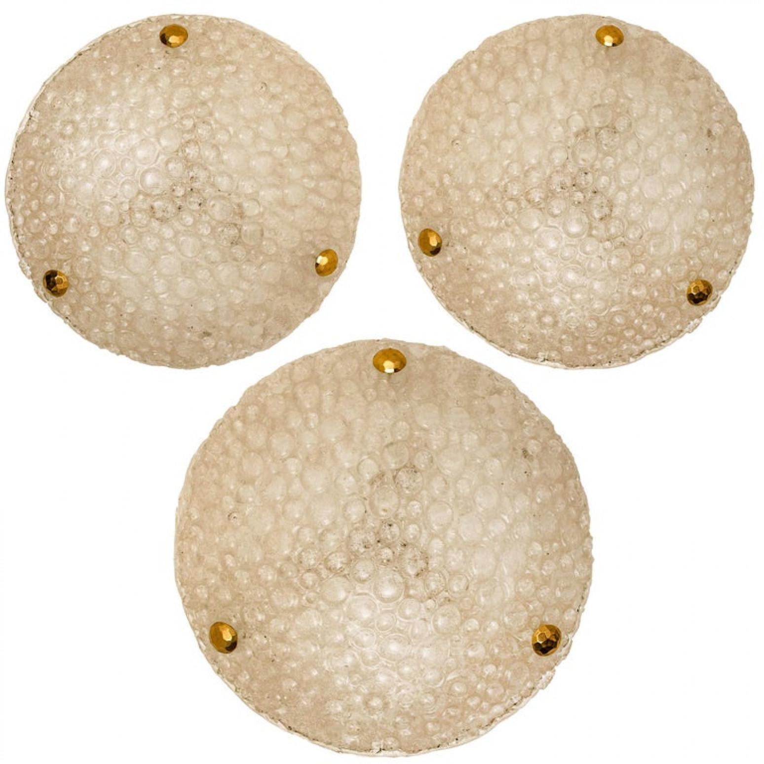Uno de los tres apliques o empotrables de pared de latón y cristal de Murano soplado, años 60 Austríaco en venta