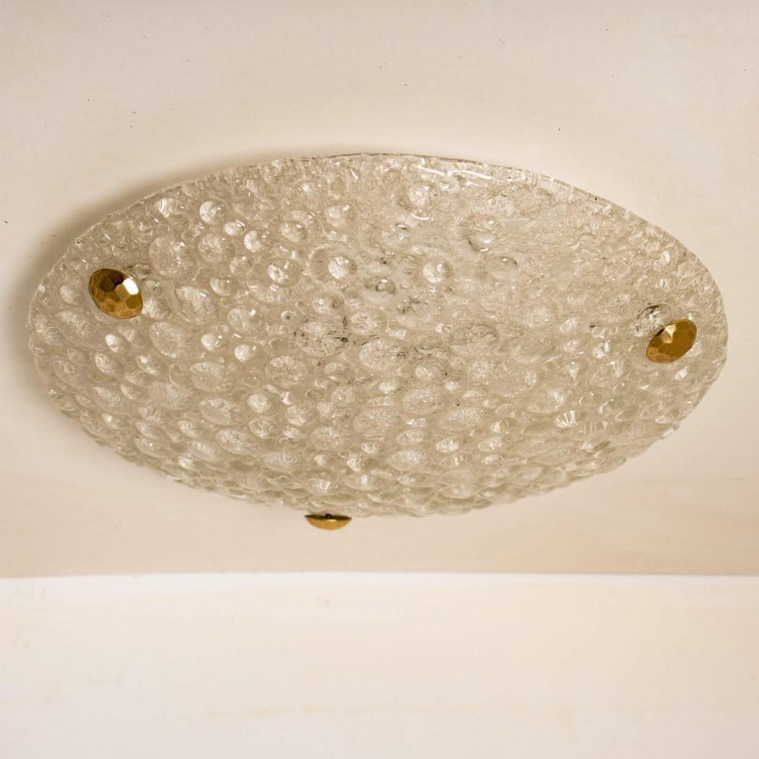 Uno de los tres apliques o empotrables de pared de latón y cristal de Murano soplado, años 60 Otro en venta