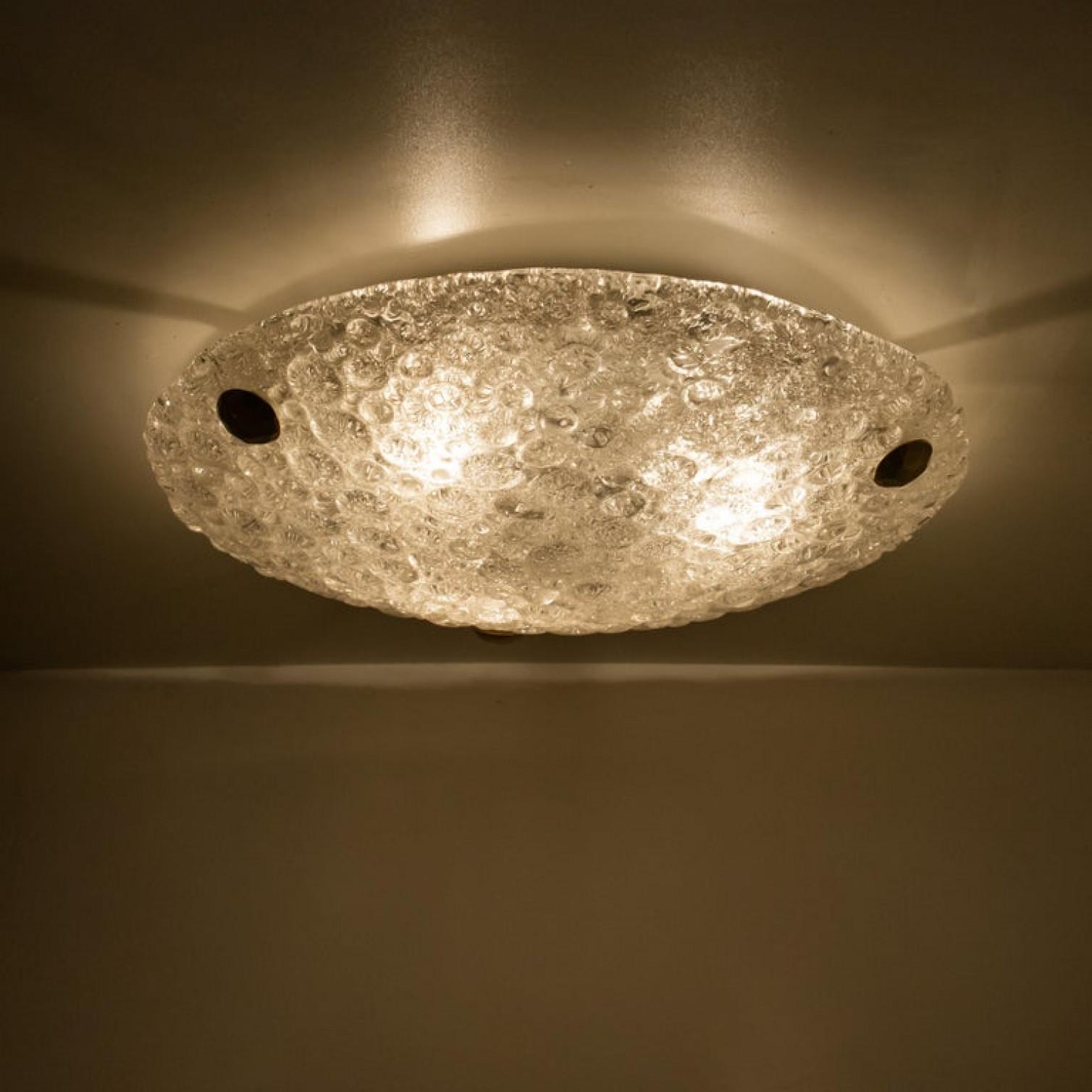 Uno de los tres apliques o empotrables de pared de latón y cristal de Murano soplado, años 60 en Bueno estado para la venta en Rijssen, NL
